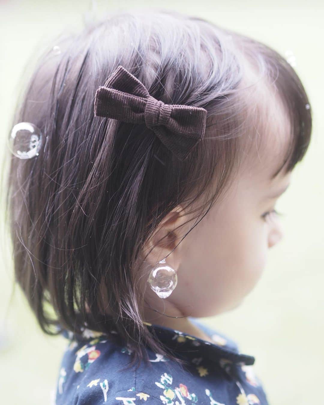 大橋菜央のインスタグラム：「Soap bubble earrings♡ . . . Mia姉ちゃんの友達とのplay dateにて . 一緒に走り回ったり松ぼっくり拾ったり 刺激がいっぱい🏃‍♀️ . 小さなしゃぼん玉がたくさん飛んできて 偶然耳にくっついら あらまぁ🤭 可愛らしいイヤリング✨ . . ribbon @la_mer.3  . . #しゃぼん玉 #庭園美術館 #annbabyliving」