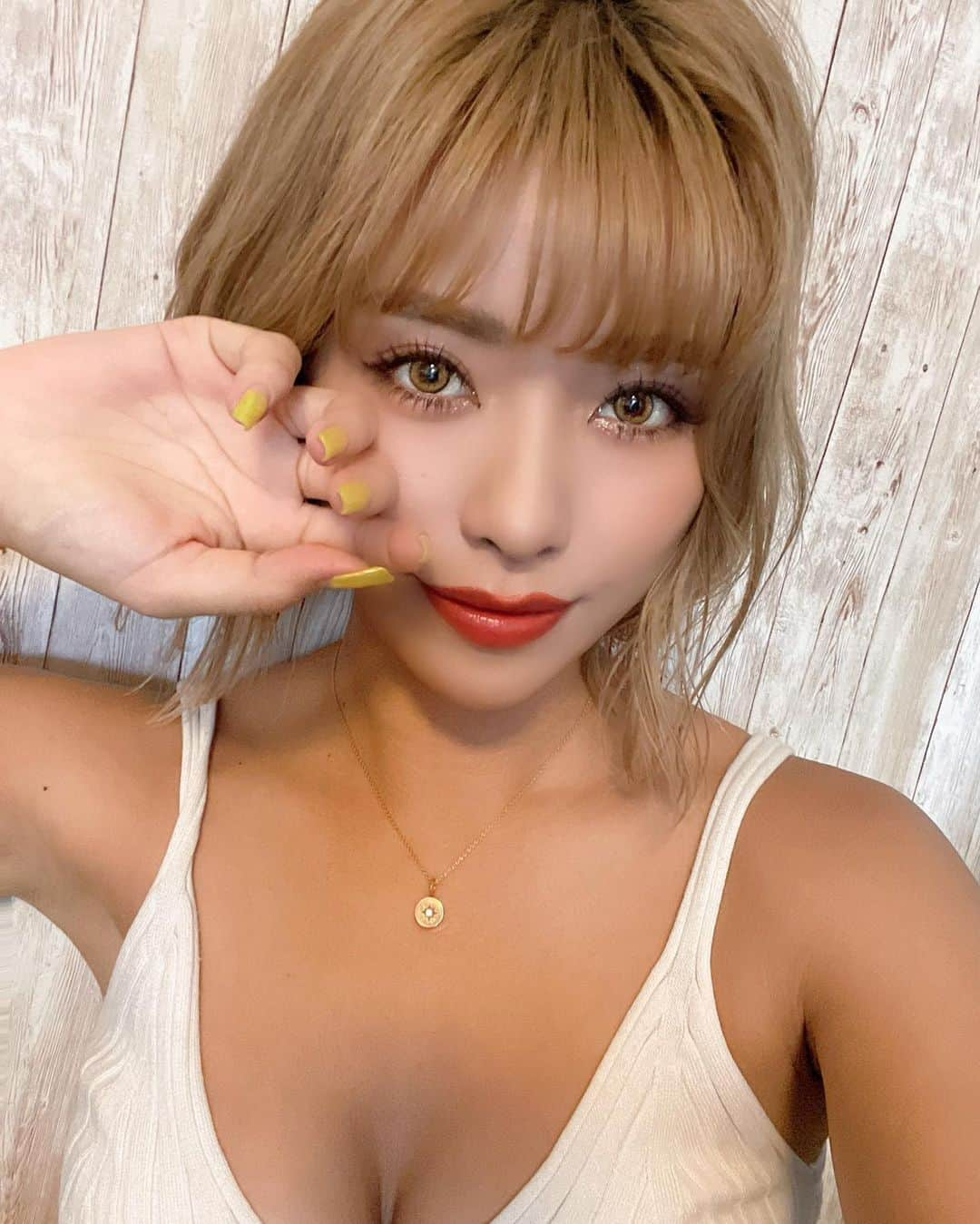 NAHOさんのインスタグラム写真 - (NAHOInstagram)「ねいるちゃん💅💛💚 . . ちょと前に大阪へお仕事で行った時にいつもお世話になっているariesさんの心斎橋店に行ってきたよー💅♡ @aries__shinsaibashi  nailをしてもらったのです💋 大好きなイエローとグリーンのシンプルネイルにしたよっ💛💚 . . お店とっても綺麗で広かった❣️❣️ 大阪訪れた時はぜひまたよろしくお願い致します🥺♡♡♡ ありがとうございました💋 . . . #NAHO #nails #newnail #jellnail #oosaka #aries #ネイル #大阪 #心斎橋 #ジェルネイル」10月8日 18時26分 - naho25__kai_noa