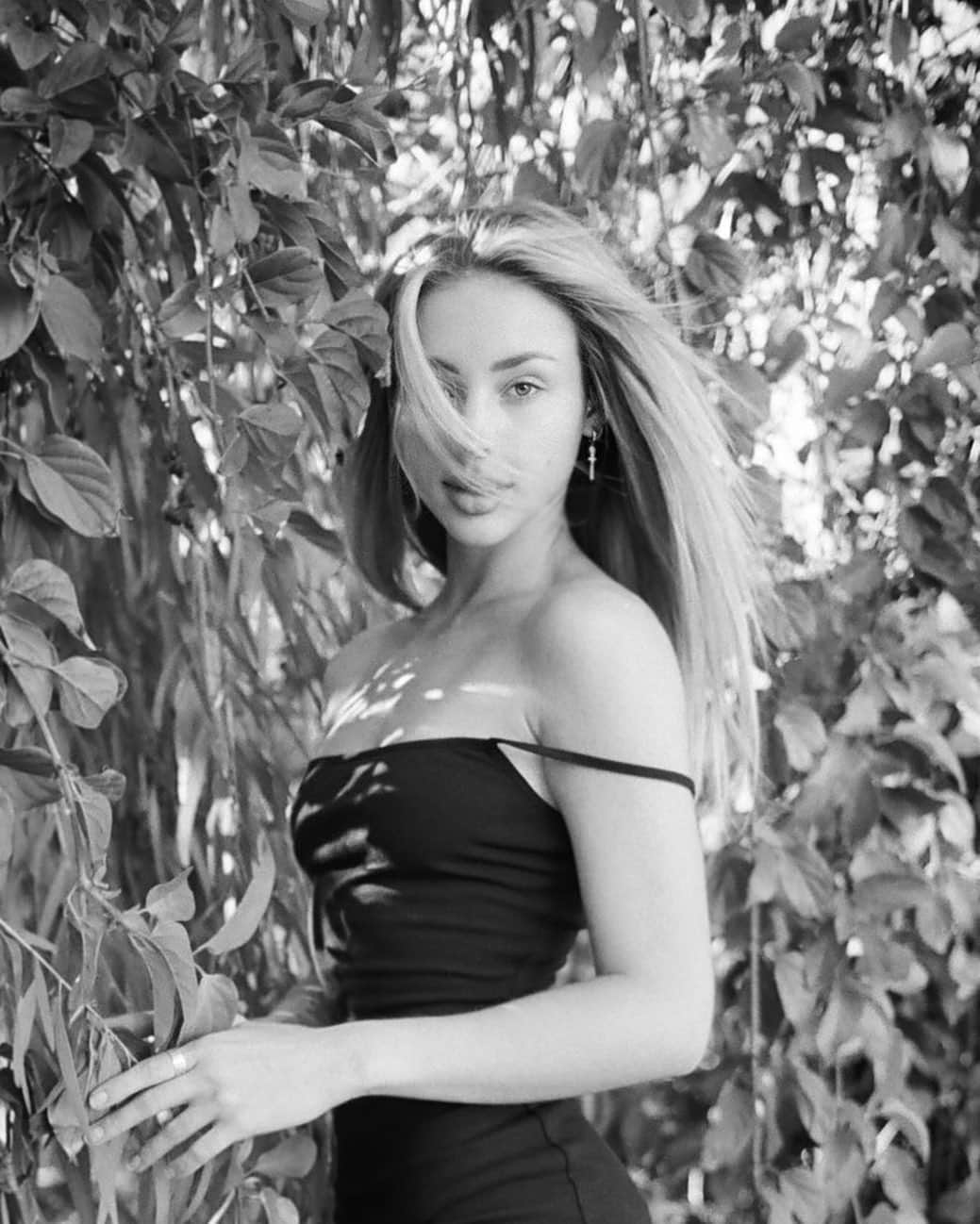 チャーリー・ジョーダンのインスタグラム：「Obsessed with film lately 🖤 new YouTube video up with my new puppy Milla! Dress @revolve」