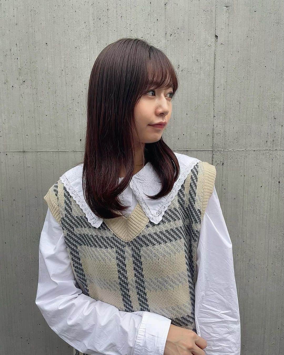 杉浦みずきのインスタグラム：「. 超可愛い色と柄のニットベスト♡🥺 何気にこーいう甘めカジュアルっぽいスタイル普段着ないから新鮮✨ 秋だなぁ  左腕捲りすぎて左だけシワシワ笑 ・ ・ @holidayandholiday_official  #秋服 #秋服コーデ #ootd #私服 #私服コーデ #今日のコーデ #シャツコーデ #ニットベスト #ニットベストコーデ #襟付きブラウス」