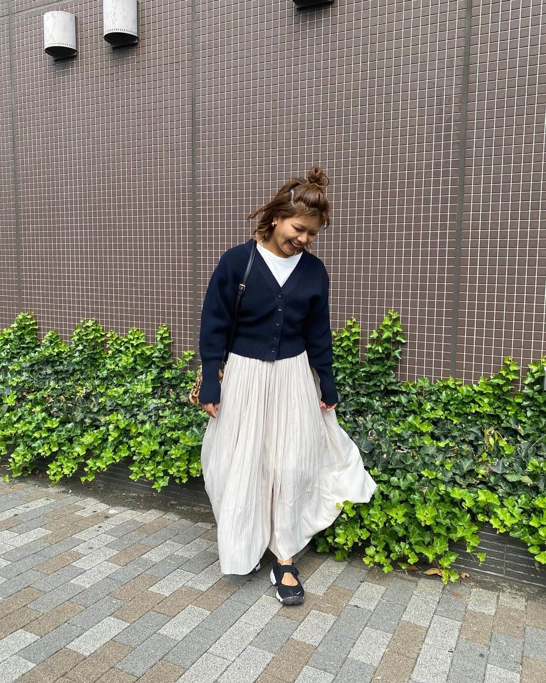 クロさんのインスタグラム写真 - (クロInstagram)「いつかのコーデ👖✨✨ ＠titivatejp の"コクーンスリーブVネックニットカーディガン"です！ Mサイズ着用してます〜！！！ 普通にピンクを可愛いなと思って購入していたら、今回ネイビーもお試しさせていただけることにっ🥺🙏🏽♩ とにかく、最近のtitivateが可愛すぎて、かなり愛用中〜♡♡♡ カラー、サイズ展開が豊富だし、羽織としてもとっぷすとしてもグー👏🏽👏🏽👏🏽 骨格ストレートな私はVネックがかなりありがたい！！短め着丈はハイウェスト効果があってスタイルアップも叶います〜 上質な生地感もタイプすぎ！ 　 #titivate #ティティベイト #titivatestyle #コクーンスリーブVネックニットカーディガン #タイアップ#トレンドスタイル#トレンド部#トレンドコーディネート #冬先取り #きれいめカジュアルコーデ#秋コーディネート #毎日ファッション #キレイめカジュアル　#大人カジュアルファッション　#大人カジュアルスタイル #高見えアイテム #クロリサコーデ #骨格ストレート #イエベ秋 #イエベコーデ #クロリサコーデ」10月8日 20時28分 - kuro_risa