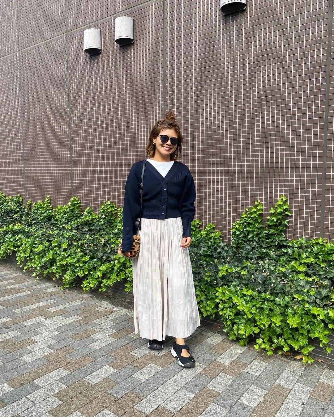 クロさんのインスタグラム写真 - (クロInstagram)「いつかのコーデ👖✨✨ ＠titivatejp の"コクーンスリーブVネックニットカーディガン"です！ Mサイズ着用してます〜！！！ 普通にピンクを可愛いなと思って購入していたら、今回ネイビーもお試しさせていただけることにっ🥺🙏🏽♩ とにかく、最近のtitivateが可愛すぎて、かなり愛用中〜♡♡♡ カラー、サイズ展開が豊富だし、羽織としてもとっぷすとしてもグー👏🏽👏🏽👏🏽 骨格ストレートな私はVネックがかなりありがたい！！短め着丈はハイウェスト効果があってスタイルアップも叶います〜 上質な生地感もタイプすぎ！ 　 #titivate #ティティベイト #titivatestyle #コクーンスリーブVネックニットカーディガン #タイアップ#トレンドスタイル#トレンド部#トレンドコーディネート #冬先取り #きれいめカジュアルコーデ#秋コーディネート #毎日ファッション #キレイめカジュアル　#大人カジュアルファッション　#大人カジュアルスタイル #高見えアイテム #クロリサコーデ #骨格ストレート #イエベ秋 #イエベコーデ #クロリサコーデ」10月8日 20時28分 - kuro_risa