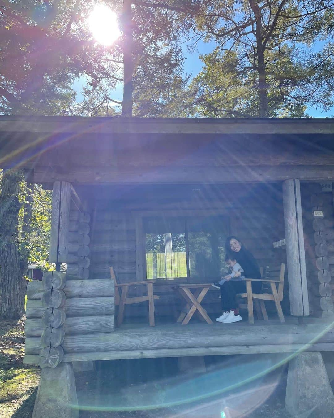 楊原京子さんのインスタグラム写真 - (楊原京子Instagram)「人生初のコテージ泊⛰ 部屋の扉を開けたら森で🚪🌲起きたらすぐ森を駆け回って遊べたのが息子も楽しかったようで結果、親もとても嬉しかったコテージ✨✨ 寒がりな私は夜の床暖がありがたく🥺靴を脱いでの滞在もリラックスできて息子も遊びやすそうでした✨ 密も避けれて楽しい思い出がつくれて大満足。機会があればまたコテージに泊まりたい⛰🪐🦕 あぁー。軽井沢ってステキ💕  4枚目の動画は、 とーーくにキツネ発見!! ・ ・ #コテージ #森の中　#軽井沢　 #コテージ泊  #家族旅行 #思い出　#秋の風景 #karuizawa #息子　#1歳5ヶ月」10月8日 20時30分 - kyoko.yanagihara