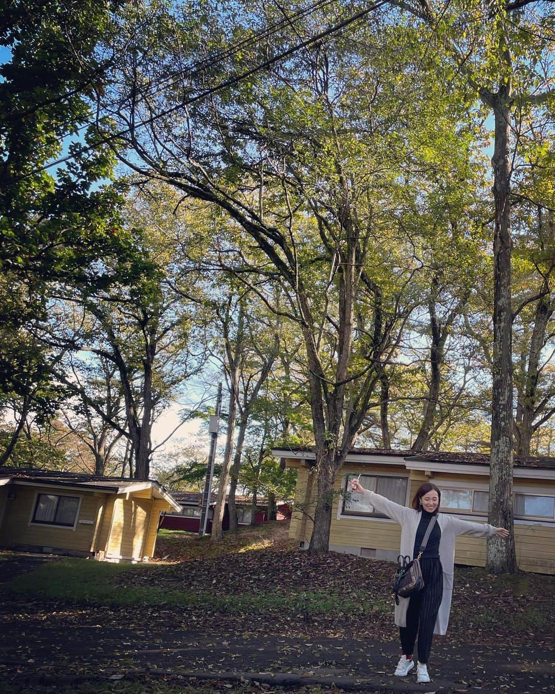 楊原京子さんのインスタグラム写真 - (楊原京子Instagram)「人生初のコテージ泊⛰ 部屋の扉を開けたら森で🚪🌲起きたらすぐ森を駆け回って遊べたのが息子も楽しかったようで結果、親もとても嬉しかったコテージ✨✨ 寒がりな私は夜の床暖がありがたく🥺靴を脱いでの滞在もリラックスできて息子も遊びやすそうでした✨ 密も避けれて楽しい思い出がつくれて大満足。機会があればまたコテージに泊まりたい⛰🪐🦕 あぁー。軽井沢ってステキ💕  4枚目の動画は、 とーーくにキツネ発見!! ・ ・ #コテージ #森の中　#軽井沢　 #コテージ泊  #家族旅行 #思い出　#秋の風景 #karuizawa #息子　#1歳5ヶ月」10月8日 20時30分 - kyoko.yanagihara