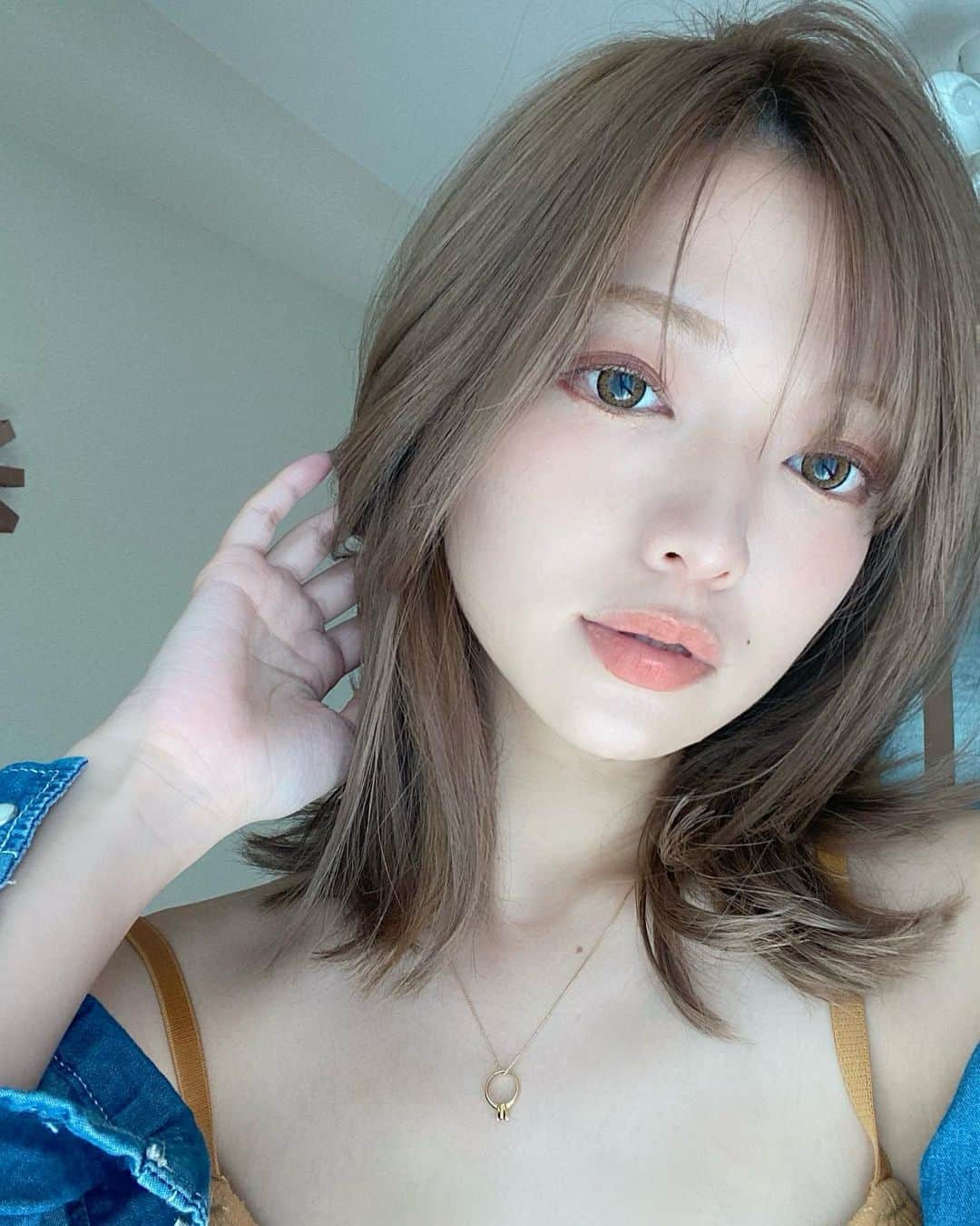 八千恵(やっちん)さんのインスタグラム写真 - (八千恵(やっちん)Instagram)「newカラー💇‍♀️🌈 . どタイプのアッシュベージュです いつもありがとう @release.koji06.01  . 枝毛カットもしてもらってサラサラ〜 ブリーチもしてるのに痛んでないね！って 友達にもびっくりされる✌︎うれしい✌︎✌︎ . . #ブリーチカラー #明るめカラー #アッシュベージュ  #シルバーベージュ #ベージュカラー #細めハイライト #ハイライトカラー」10月8日 20時41分 - ya____ch