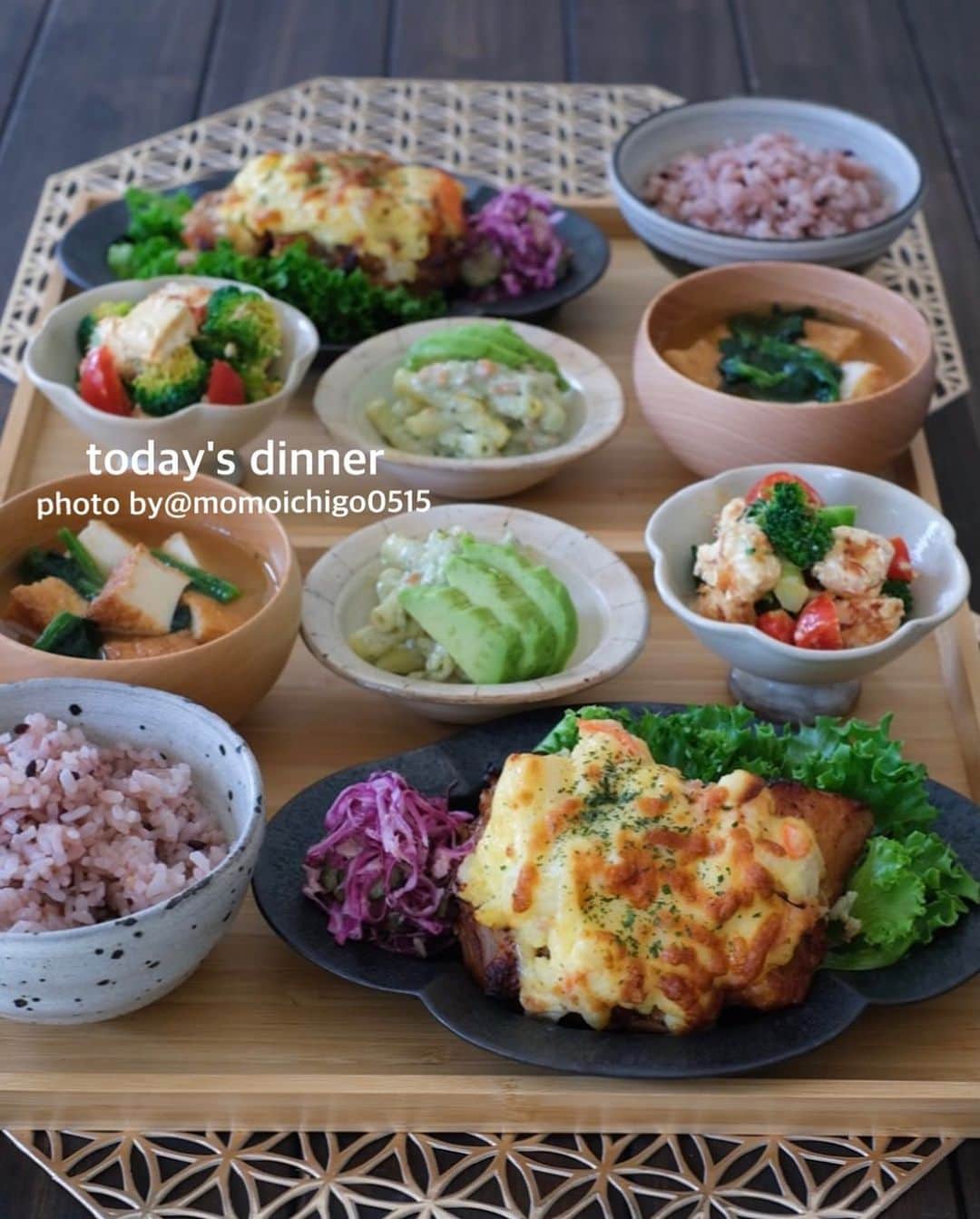 YASUKO TAKESUEのインスタグラム：「. こんばんは🥰💕. 今日の献立…✨✨ . . 🌟チキンソテーポテサラチーズ焼き 🌟アボカドマカロニサラダ 🌟ブロッコリーとクリチのおかか和え 🌟厚揚げとほうれん草のお味噌汁 . . .  #晩ごはん#晩御飯#晩ご飯#夜ごはん#よるごはん#夕食#おうちご飯#うちご飯#おうちご飯lover#おうちご飯記録#食卓#手料理#手作りご飯#料理写真#器好き#器集め#献立#家庭料理#food#foodpic#foodstagram#foodphotography#followme#instagood」