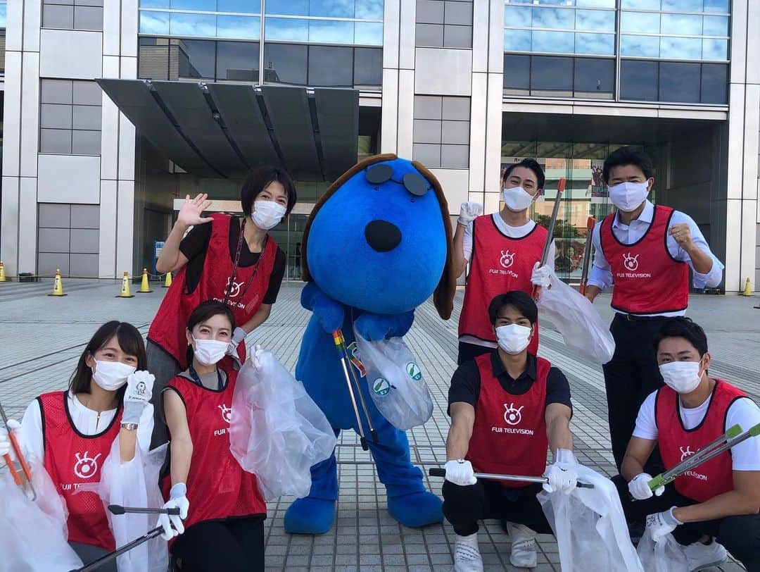 フジテレビアナウンサーのインスタグラム：「. 梅津弥英子です。 昨日は久しぶりに大きな揺れに見舞われました。 皆さんのお住まいは大丈夫だったでしょうか？ 一人暮らしの方は不安だったのではないか？マンションの方はエレベーターが止まったのではないか？親戚や同僚・友人に安否確認の連絡をしながら、想像しました。 しばらくの間は、湯船は貯めた状態にしておこうと思います。  さて今日はFMH（フジメディアホールディングス）合同のCSR・SDGｓ活動で、社屋周辺の清掃をしました。 アナウンス室から参加したメンバーはこちら。ラフ君も一緒です。 短い時間ですが、道路脇の植え込みの中など、思わぬ場所からゴミが出るわ出るわ…  新人の小室さんは「宝探しみたいですね〜」とこの笑顔。 お天気も良くて、とても清々しい1日のスタートになりました。  ゴミを拾って地域をきれいに、気持ちがスッキリするだけでなく、ゴミへの意識が変わる気がするのです。  #FMH合同清掃活動 #csr #sdgs #楽しくアクションsdgs  #梅津弥英子 @yaeko.umezu  #榎並大二郎 @enami_daijiro  #木下康太郎 @kotaro_kinoshita0906  #木村拓也 @takuya.kimura0801  #小澤陽子 @yoko.ozawa729  #山本賢太 #小室瑛莉子 @komuro.eriko」