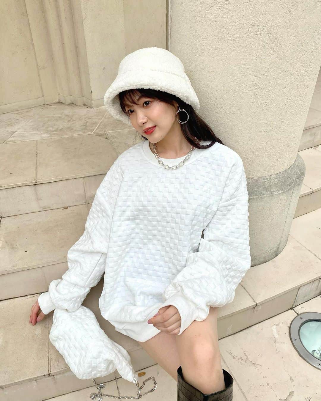 吉澤遥奈のインスタグラム：「可愛いお洋服を着ると嬉しい気持ちになります❤️‍🔥またお知らせします🥰 #japanesgirl#pants#glam#model#fashion#straight#黒髪ロング#モデル#glam#コーデ#ブーツ」