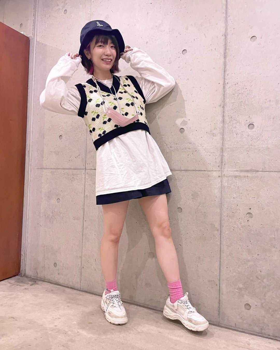 ぱいぱいでか美さんのインスタグラム写真 - (ぱいぱいでか美Instagram)「このニットベストは……！ . はい、小関舞さん @mai_ozeki.official が 着てらっしゃった服でございます🙇‍♂️ 可愛い〜おぜちゃんのニットベストコーデ好きだから ついつい同じもの買っちゃいましたね……🥰はっはー バケハは自分のグッズです！ 昨日のアンケートビンゴの時に着てました〜 . #shein #jilsandershoes #candystripper #2365 #ぱいぱいでか美 #でか美ちゃん #ハロメンが服を着ると売れる #俺はインスタグラマーになりてぇ」10月8日 21時10分 - paipaidekami