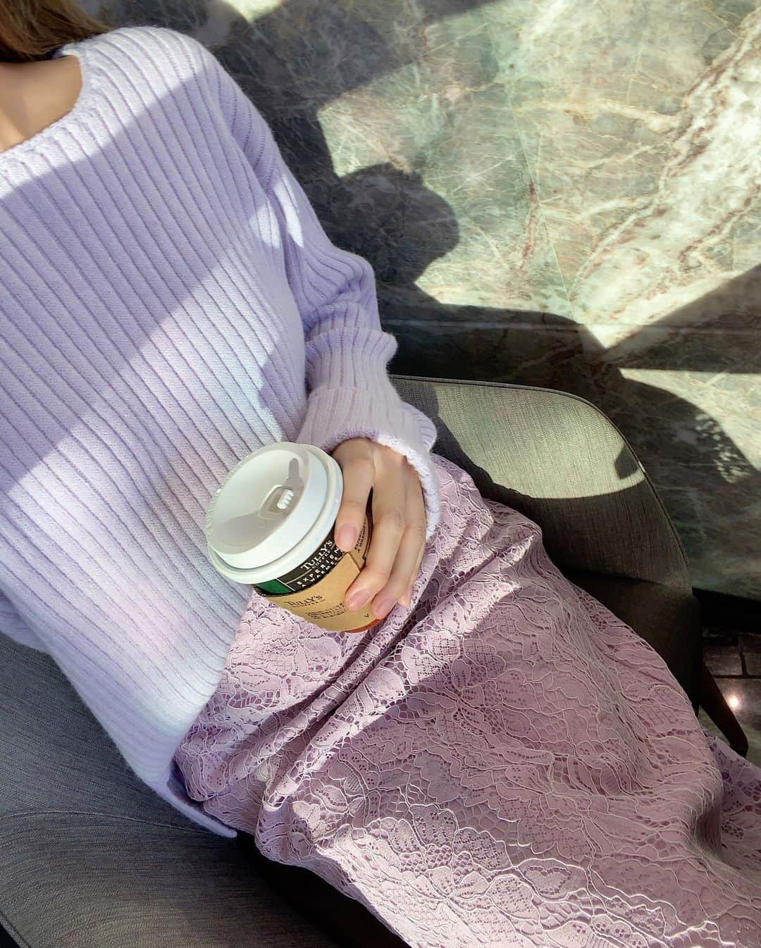 岡部あゆみさんのインスタグラム写真 - (岡部あゆみInstagram)「Outfit.☕️🌸💭 夕方のcafe落ち着く.. ⁡ コラボニットアップ&デニム 10月14日18:00~ 発売開始📢」10月8日 21時23分 - ayumi_okabe