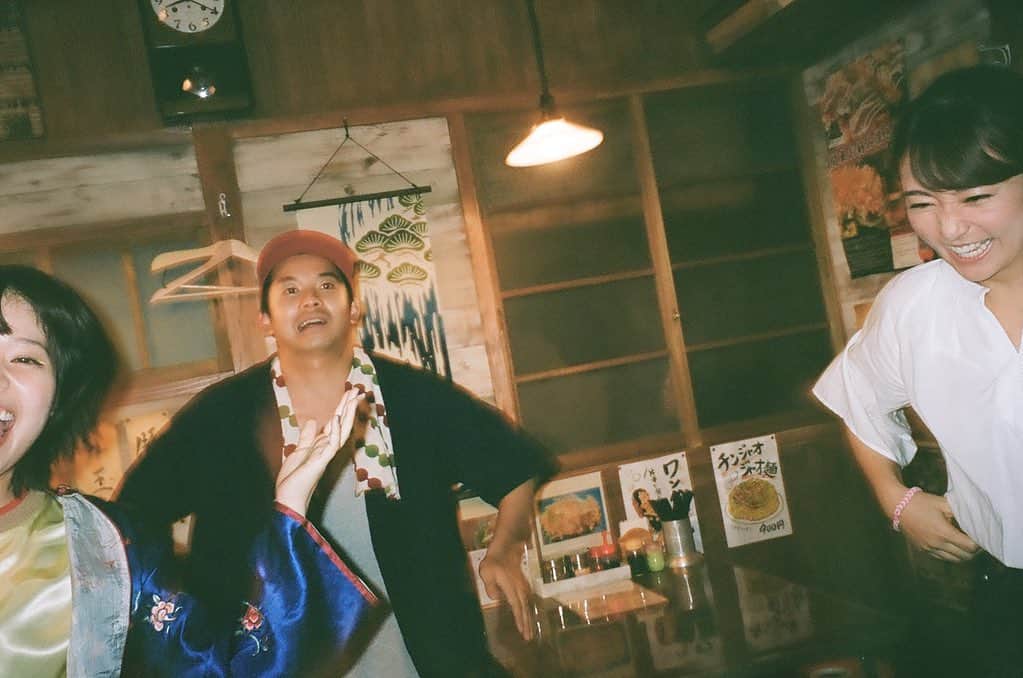 岸井ゆきののインスタグラム：「クランクアップ、心ぽっかりさみしくなるかなと思ったけど、思った以上に清々しくびっくりした。解体されゆくセットを見てもまだケラケラ笑ってた😃  撮影が始まるまえからおわるまでずっと練習に付き合ってくれた先生もスタッフの皆さんも大丈夫だよと言ってくれた共演者の方々も、めいくのうたいつもくちずさんでくれたこどもたちも、とにもかくにも視聴してくださったみなさん、ほんとうにありがとうございました。　 現場にあるみんながみんなを思いやる空気が、そうして紡がれる時間がわたしは好きでした🌈 百人いたら百通りの考え方があって、どれもまちがいじゃないし、ちがいを受け入れていきながら自分も変わっていく。単純だからこそむずかしく大事なことだと学びました。 みんなみんな、ありがとう〜！ばいばーい！🌈」