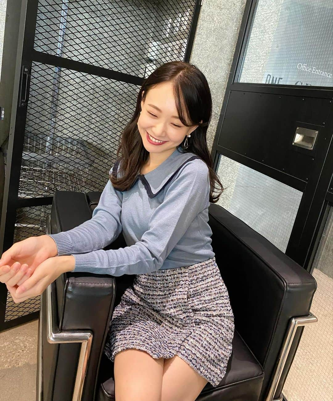 西川瑞希（みずきてぃ）さんのインスタグラム写真 - (西川瑞希（みずきてぃ）Instagram)「おしゃれな空間でカフェ ミーティング…☕️集中したいときとか、考え事したい時にもひとりカフェが好きなのですが最近は全然行けてなかったなぁ〜  またちょっとづつお気に入りのカフェ探ししたいな🤍  お洋服は @cheriemona_official のスカラップバイカラーニットを☺︎  ブルー、ネイビーの組み合わせ、安定かわいい！色違いはブラックがありますよ//そして是非触っていただきたいくらい、やわらかくて、とってーも気持ちいい素材です！  #cheriemona #newarival #cafe #autumnfashion #カフェ #ミーティング #秋服コーデ #ブルー #ニット」10月8日 21時45分 - mizuki_nishikawa_