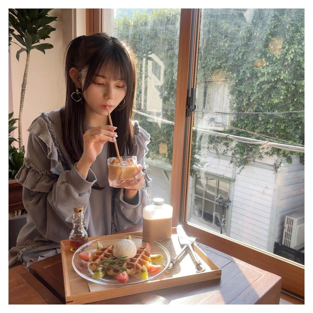 大森莉緒さんのインスタグラム写真 - (大森莉緒Instagram)「・ ・ カフェ巡り〜〜☕️💞  クロッフル×ブッラータチーズ めちゃめちゃ合ってて、美味しすぎた、、😭✨  ダルゴナミルクティーも美味しかったなぁ💭  また絶対行こーっと🥰 ・ ・  #大森莉緒 #おーりお #おりおんず  #おりおの食  #カフェ巡り  #韓国カフェ #原宿カフェ #クロッフル  #ブッラータチーズ  #ダルゴナ #ミルクティー #muunseoul #cafe  #sweet  #instagood #instafood #instapic #good  #음스타그램 #맛집 #음식 #푸드 #좋아요」10月8日 21時47分 - rio.ohmori