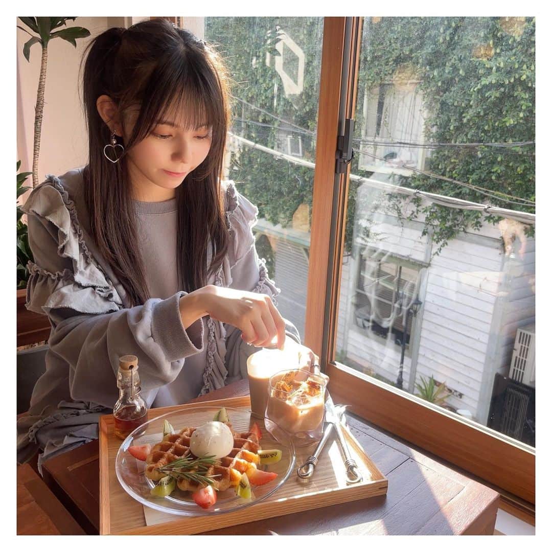 大森莉緒さんのインスタグラム写真 - (大森莉緒Instagram)「・ ・ カフェ巡り〜〜☕️💞  クロッフル×ブッラータチーズ めちゃめちゃ合ってて、美味しすぎた、、😭✨  ダルゴナミルクティーも美味しかったなぁ💭  また絶対行こーっと🥰 ・ ・  #大森莉緒 #おーりお #おりおんず  #おりおの食  #カフェ巡り  #韓国カフェ #原宿カフェ #クロッフル  #ブッラータチーズ  #ダルゴナ #ミルクティー #muunseoul #cafe  #sweet  #instagood #instafood #instapic #good  #음스타그램 #맛집 #음식 #푸드 #좋아요」10月8日 21時47分 - rio.ohmori