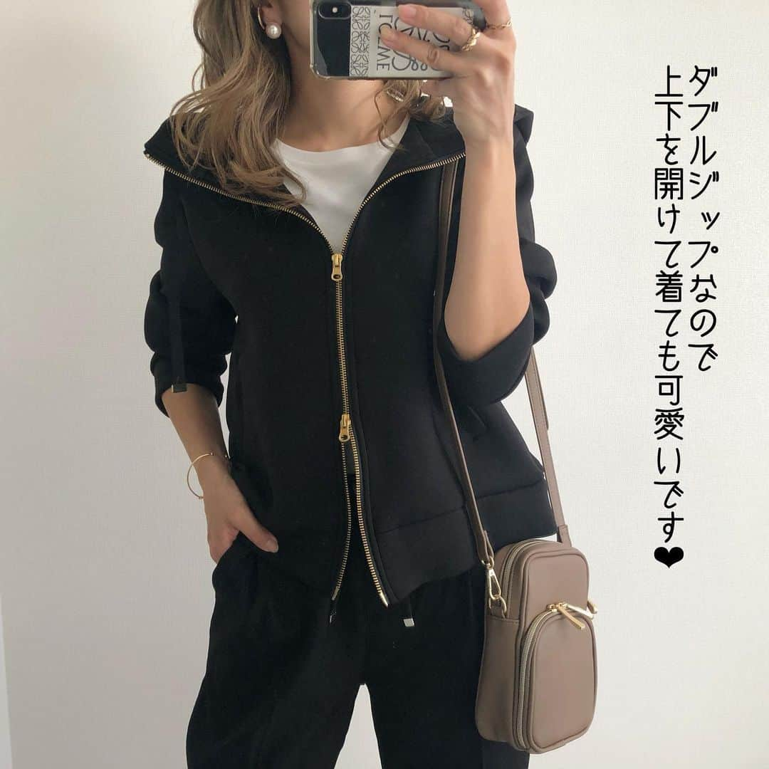 Miyoさんのインスタグラム写真 - (MiyoInstagram)「【しまむら購入品&BonjourSagan】　 商品の品番や詳しい情報はスワイプ▷▷▷ ⁡ MUMUさんコラボ購入品♪ 脚がまっすぐ見せてくれるテーパードパンツ❤︎ お値段¥990👏🏻✨ ウール調素材で秋冬にぴったり☺️ パンプスにもスニーカーにも合います❤︎ Mサイズ着用です(165cm) ⁡ ポンチ素材のパーカーは @bonjoursagan の♡ 後ろがフリルになっているのですが、 甘くなりすぎないデザインなので 着やすいと思います☺️💕 ダブルジップでいろんな着方ができます♡ zozoで1000円offクーポンが出てます✨  てらさんコラボのコーデュロイスカートにも合う💕(9.10枚目) ⁡ ⁡ イヤーカフとバングルは一昨日のしまむら購入品です♡ 詳細はストーリーズに載せますね🙏🏻 ⁡ ⁡ ⁡ フリルパーカー…#Bonjoursagan テーパードパンツ…#しまむら#mumuコラボ コーデュロイスカート…#terawearemu  Tシャツ…#celine パンプス・ピアス…楽天roomに載せてます スニーカー…#converse#コンバース バッグ(全て)…しまむら#miyoコラボ (10/9発売) バングル…#しまむら購入品 ⁡ ⁡ ⁡ ⁡ ⁡ #しまむらコーデ#しまむらパトロール#しまパト#しまスタ#しまむら大好き#mumuニスタ#テーパードパンツ#パーカーコーデ#パーカー#モノトーンコーデ#ママコーデ#ママファッション#プチプラコーデ#プチプラファッション#シンプルコーデ#カジュアルコーデ#大人カジュアル#大人可愛い#きれいめカジュアル#骨格ウェーブ#3児ママ ⁡ ⁡」10月8日 21時48分 - miyopu