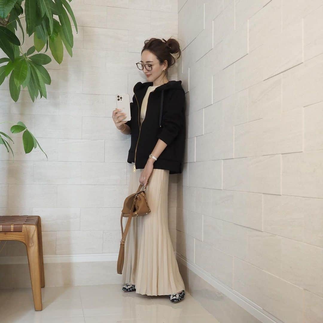 のインスタグラム：「ここ連日、昼間が暑すぎて 服がむずかしい！！🥺 インナーにノースリーブや半袖を着て 上に軽めアウターを羽織ったりしています。 @bonjoursagan のポンチジップパーカーは 今ほんとちょうどいい！❤️ 軽くて肌触りもよくて 生地にハリ感があるので、きれいめに合わせられる😊 後ろのフレアもさりげなくてお気に入り💓  outer#bonjoursagan#ボンジュールサガン @bonjoursagan  inner#aularee #ronherman  skirt#musededeuxiemeclasse  shoes#manoloblahnik」