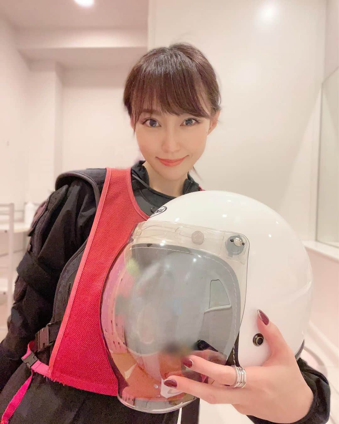 中川祐子さんのインスタグラム写真 - (中川祐子Instagram)「バイク免許取得まで あと少し！！🏍 . 第二段階は順調に進んでいて 卒検まで着々と近づいてるよー☺️👍 . 第一段階では 鬼門の一本橋で 10時間以上延長しちゃったから かなり時間掛かっちゃったけど、 その分たくさん練習できたお陰で 今は楽しんで乗れるほど 運転が小慣れてきた✌️✌️ . 何事も続けていれば 必ず大きな意味があるから、 頑張れるのだ💪😉 . 次のハードルは 卒検の課題…💦 . ”超"方向音痴だから コースを2種類覚えるのが ちょっと、いや、 かなり不安要素だけど…😂(笑) 頑張る！！ . #バイク免許取得中  #バイク女子 #バイク好きな人と繋がりたい #バイク教習  #普通二輪免許取得への道 #araihelmet  #motorcycle #happylifestyle  #やりたいことは全部やる #楽しいことしたい  #免疫力アップ  #健康と美容」10月8日 22時05分 - nakagawa.yuko