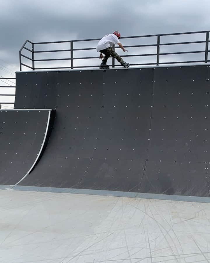 安床武士のインスタグラム：「One line at #sakaiurbansportspark . 🎥 my wife✨ リアクション多めの動画になっています(笑)  @usdskates  @goodskates_inc  @canamonroad_japan  @lzbn_official  @papasu1048   #usdskates #usdaeon #aeon72 #rollerblading #blading #inlineskate #rollerfreestyle #park #インラインスケート #ローラーブレード #takeshiyasutoko #安床武士」
