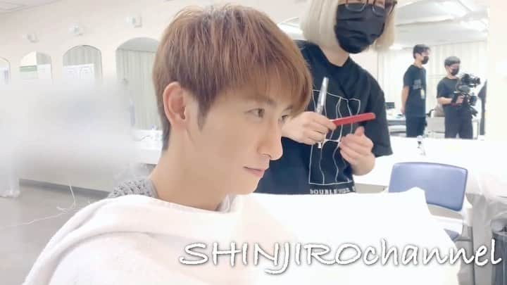 與真司郎のインスタグラム：「OPENREC  SHINJIROchannel更新しました✨  「大阪公演ありがとうございましたー！！」 (22:45〜公開予定)  ぜひチェックしてください👍  #與真司郎 #SHINJIROATAE #THISISWHEREWEPROMISE #カトシバメセン #散髪司郎 #大阪 #来週は神奈川公演」