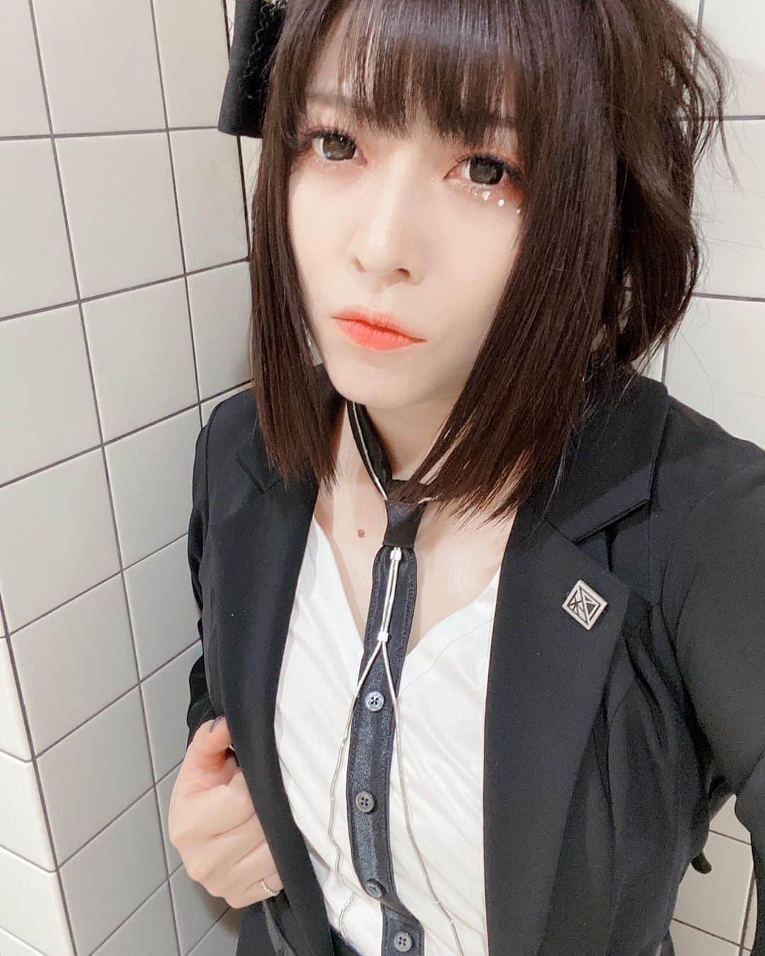 鈴華ゆう子のインスタグラム：「和楽器バンドツアー16本目！折り返し地点。神戸国際会館 こくさいホールありがとうございました。この衣装も、かなりの回数袖を通しました。 まだまだ着るわけですが、 毎日新品のように整えてくれるワードローブさんに感謝。  #和楽器バンド  #鈴華ゆう子  #WGB_Infinity  #yukosuzuhana #Wagakkibnd」