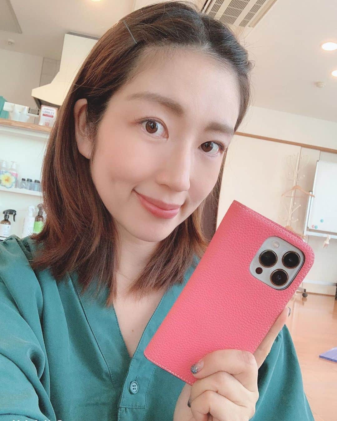 庄司ゆうこさんのインスタグラム写真 - (庄司ゆうこInstagram)「@bonaventura.official ボナベンチュラの携帯ケース❣️iPhone13 proに変えたので今回はピンクにしました(^^) イエロー→オレンジ→ベージュ→ピンクと制覇してます🤣 ノート型の携帯ケースって、なかなか可愛いのないけど、ボナベンチュラに出会ってからはリピートしてます😍 それにしてもママとスタジオでツーショットは何だか凄く久しぶりな気がする🤗 いつもスタジオをピカピカにしてくれてありがとう😋 てか、たまたまだけど服の色被ってるし🤣 #携帯ケース #携帯カバー#ボナベンチュラ#スマホケース#ノート型スマホケース#ポジティブスターヨガ#親子#親子経営#仲良し親子」10月8日 22時54分 - yuko.shoji