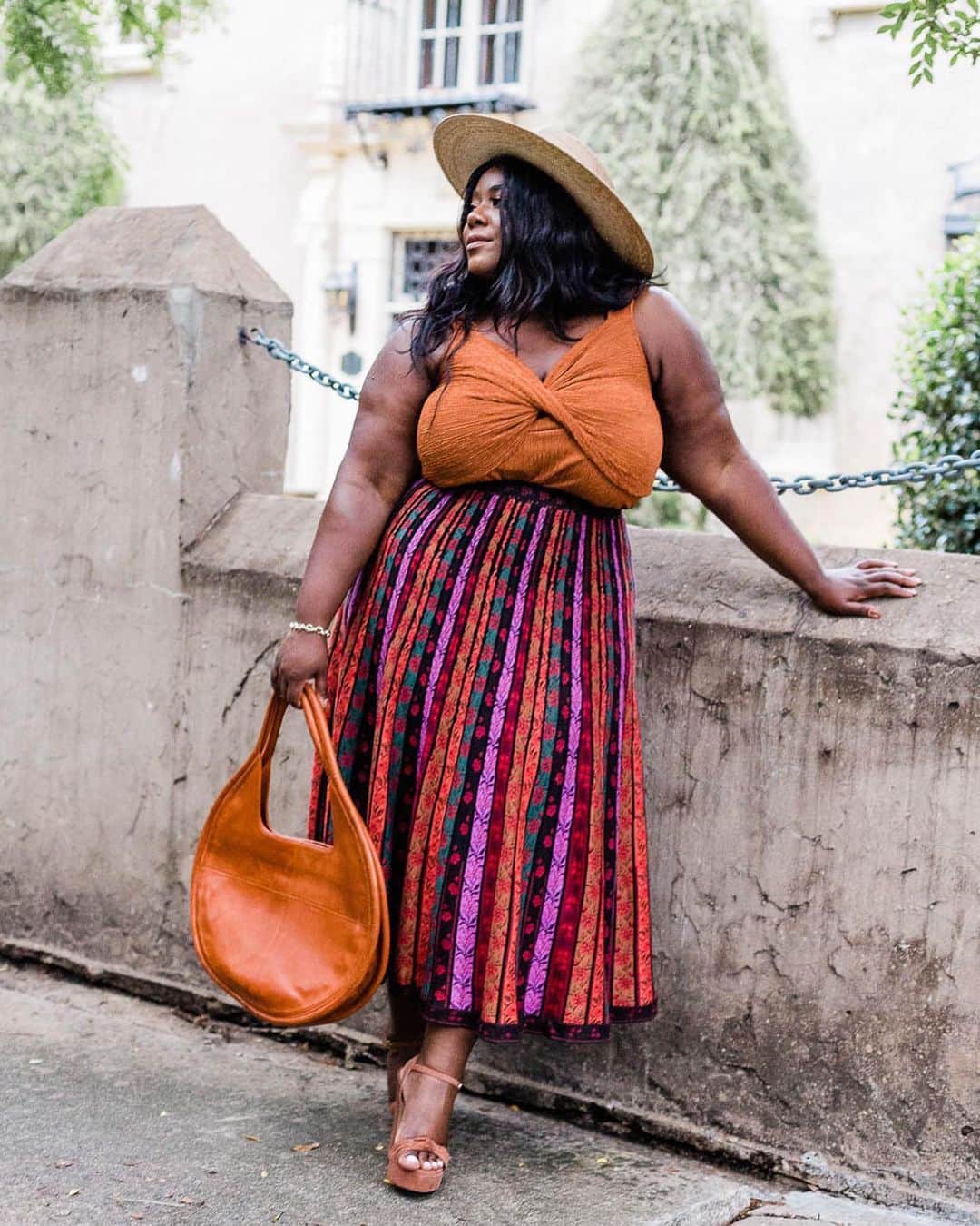 Anthropologieのインスタグラム：「We're *tonally* obsessed with this head-to-toe look by @musingsofacurvylady 😍 Which fall colors are you gravitating toward right now? (link in bio to shop!)」