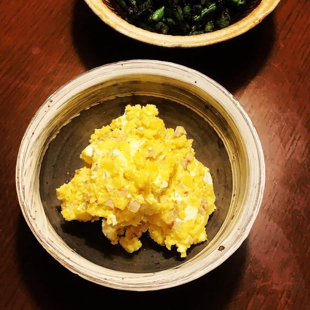 志摩有子さんのインスタグラム写真 - (志摩有子Instagram)「お寿司のテイクアウトの副菜。 いぶりがっことクリームチーズ入りのポテサラといんげんの胡麻和えにれんこんの甘酢漬けも。  #副菜の鬼」10月8日 23時19分 - ariko418