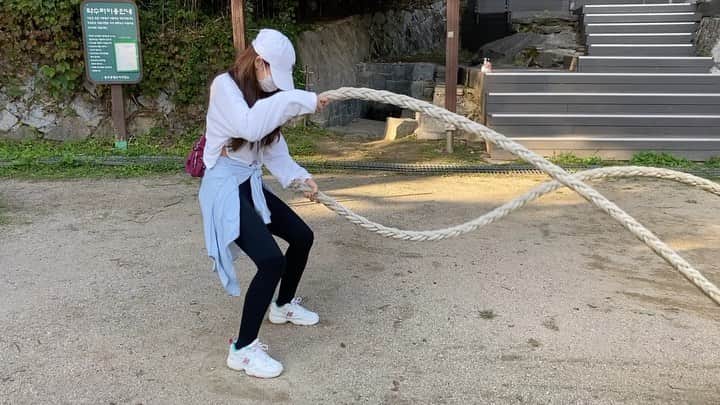 ハン・スンヨンのインスタグラム：「하찮은 팔뚝. 동네 어무니 pt 클래스 전문반」