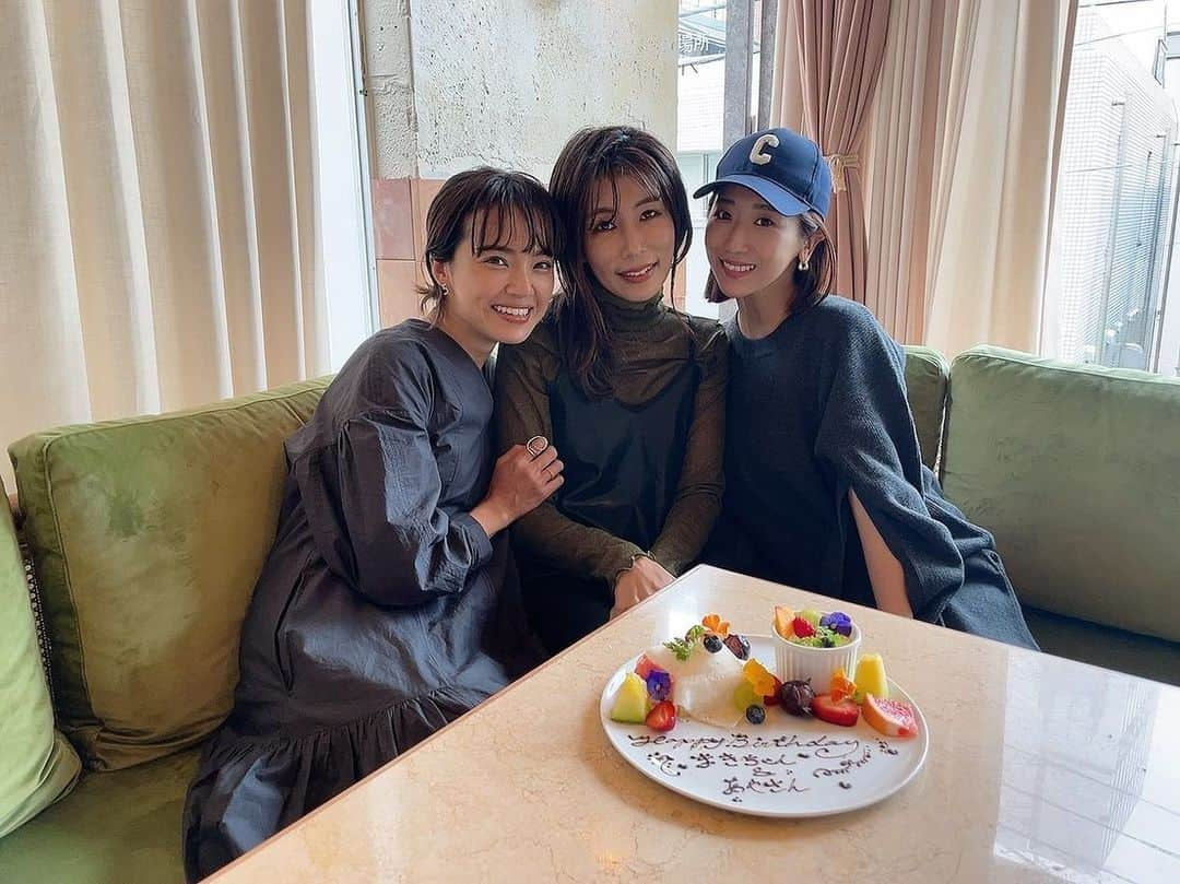 春名亜美さんのインスタグラム写真 - (春名亜美Instagram)「やーーーーーっとお祝いできた🥺🎂🎁  8月お誕生日だった @makincoa ちゃんと、9月お誕生日だった @ayaya315 さん🥳 久しぶりにお洒落レストランでlunch🍽  久しぶりだったから、やっぱり話す内容が濃かったな。笑」10月8日 23時27分 - amiharunaami