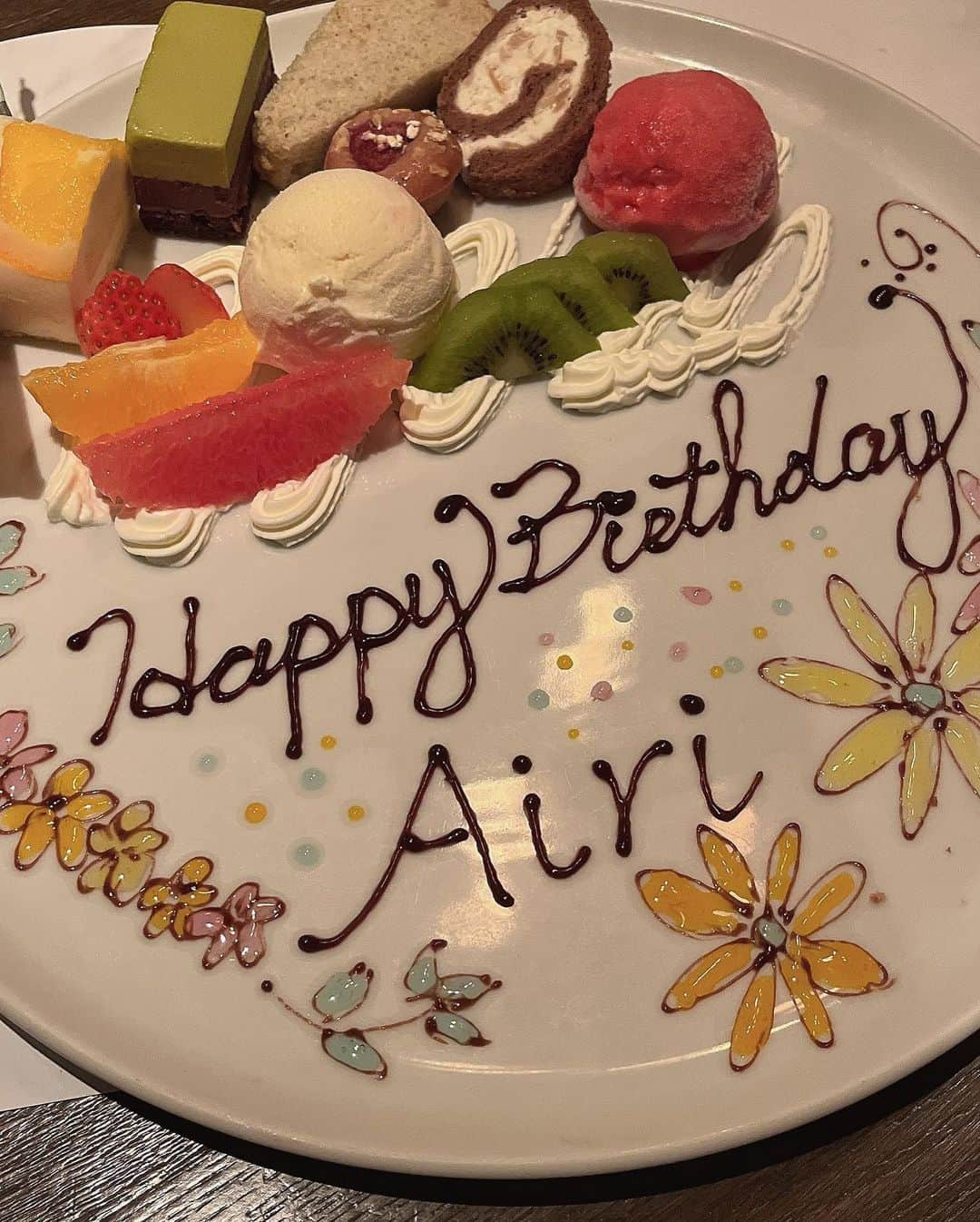 伊藤愛梨さんのインスタグラム写真 - (伊藤愛梨Instagram)「お誕生日当日は ランチとディナーをお友達にお祝いして頂きました🎂 自分を大切にするようになってから ここ数年お誕生日は良い友人に恵まれて良い日になりました🎁 まずは自分が幸せになること、 そして人に幸せをお裾分けして みんなでhappyになりたいと思ってます💖 ⁡ ⁡ ⁡ ⁡ 🎃10月予定🎃 7日お誕生日🎂 17日(日)はなまる撮影会　団体のみ🈳あり 24日(日)はなまる大阪撮影会団体のみ🈳あり ⁡ ⁡ ⁡ ⁡ ⁡ ⁡ #romantictokyo#ロマンチックトーキョー#ロマンティックトーキョー#通販#夏服#夏コーデ#韓国ファッション#韓国#韓国通販#お灑落さんと繋がりたい#韓国アイドル#ワンピース#ワンピ#オルチャン　#オルチャンコーデ　#プチプラコーデ #ワンホン 　#ワンホンコーデ　#snidel #ダブルシー　#グレイル　#GRL」10月8日 23時47分 - ilovely1007_