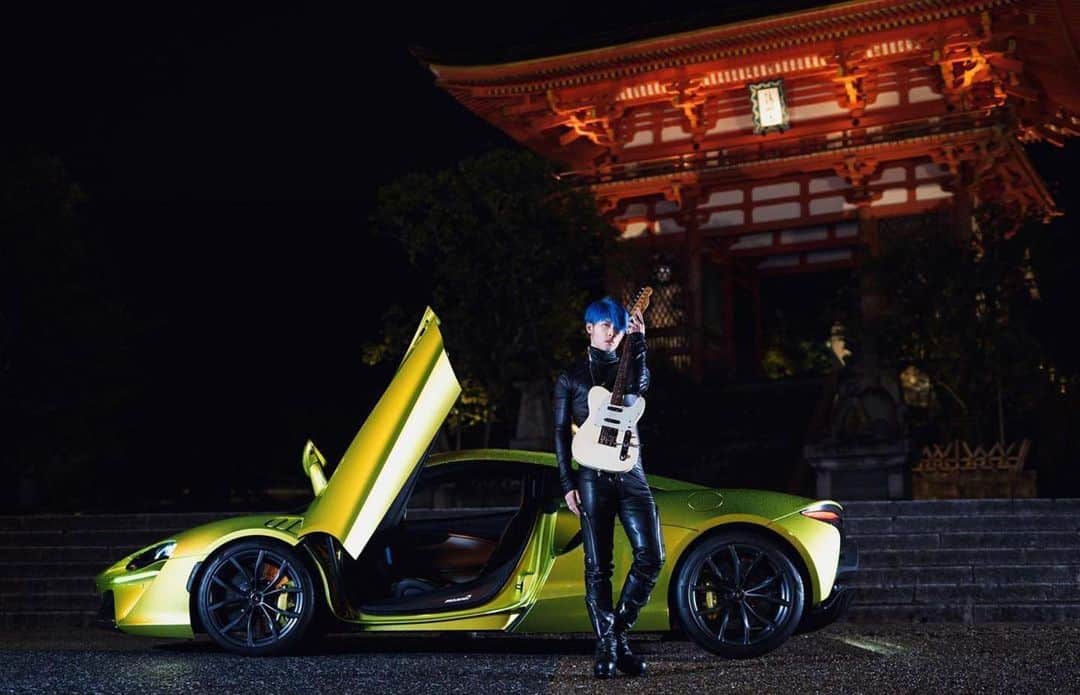 のインスタグラム：「My honor to be with #Artura at KYOTO KIYOMIZU temple. Massive respect for pursuing your higher self and stance dedicated all to the creation. My KIYOMIZU show is also my life achievement with spreading a message of world peace. It’s all about passion and its purpose. Thank you for being with us.   改めて、京都・清水寺にてマクラーレン・アルトゥーラと共に。物作りに対する探究心とあくなき向上心。シンパシーを感じています。ご一緒できて光栄でした。  #Repost @mclarenauto ・・・ The McLaren Artura photographed here in front of two unique icons. First, the iconic World Heritage site, Kiyomizu temple, in Kyoto, Japan. For those who don’t know, Kiyomizu is famous for its waterfall contained within the grounds. Its name means clear water or pure water (清水) in Japanese and legend has it, those who drink from the waterfall will have their wishes fulfilled.  Alongside the Artura is Japanese rock guitarist Miyavi. He is known in Japan as the ‘Samurai Guitarist’ due to his blistering speed and playing style. For those who want to know more about him, you can follow him @miyavi_ishihara on Instagram.」
