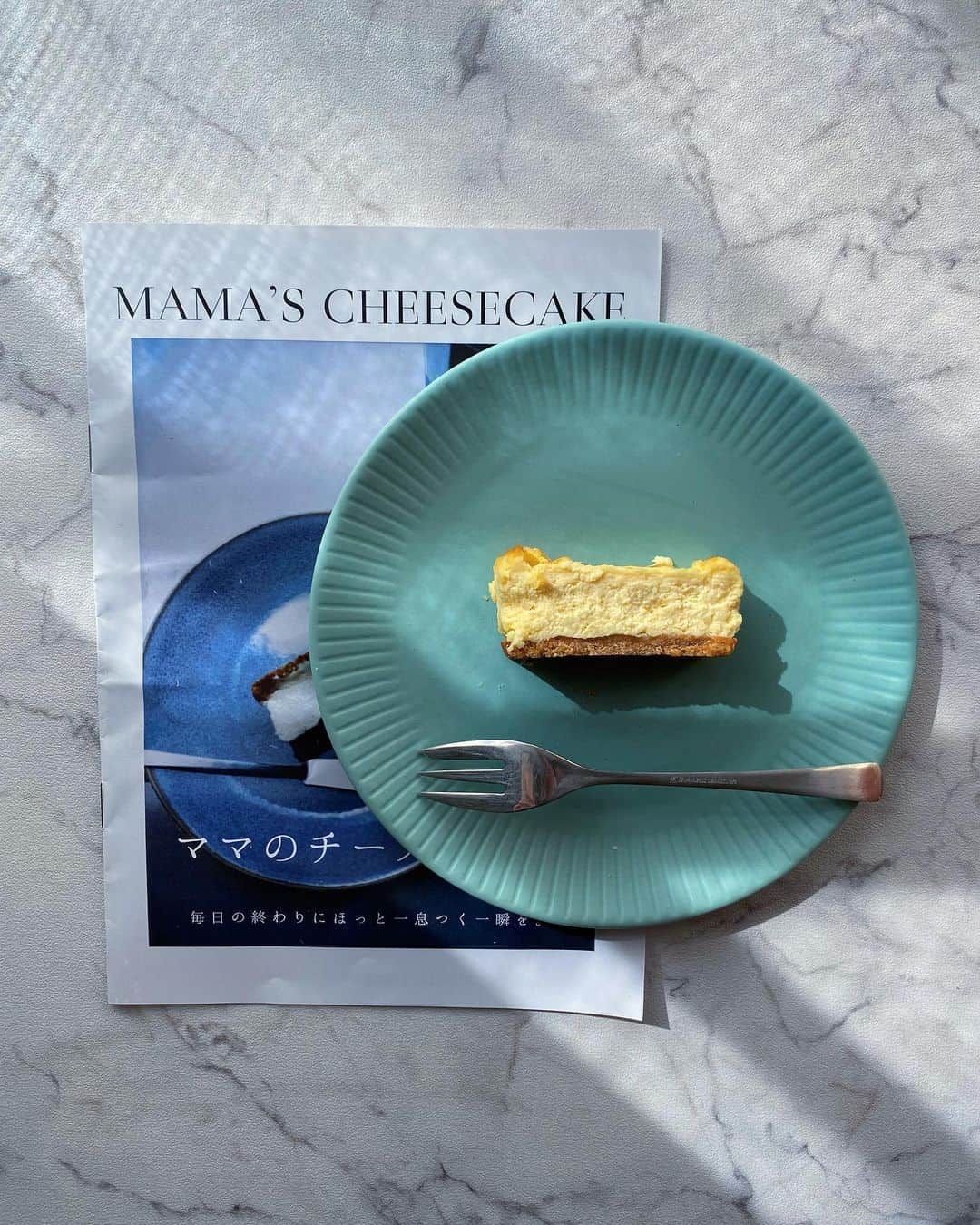 りーまるさんのインスタグラム写真 - (りーまるInstagram)「いい意味で裏切られた🤩🧀👏 スワイプしてね▶︎▶︎▶︎ ・ ・ @mamascheesecake.toyama  富山のチーズケーキを取り寄せました！！！  “ママのチーズケーキ“ という名前のとおり、 作り手側のエピソードも見て欲しいほど 温かみのあるショップ。 それもあって、 食べるまで“手作り感あるケーキ“かと 思ってました😌  が、、、！！！！！  いい意味で裏切られました😳😱  舌触りは滑らかで、 チーズ感も残しつつ、 甘すぎない甘さは品がある🤩🤩🤩💓  まさに高級チーズケーキの美味しさでした✨  良い意味で かなり裏切りチーズケーキ！！！💓 未だにおいしさ余韻残ってるほど これは本当におすすめです🤤🧀✨✨✨  【りーまるグルメ】 #チーズケーキ #お取り寄せスイーツ  #お取り寄せグルメ #富山スイーツ  ・ ・ ・ ・ ・ 【りーまるグルメ】 #チーズケーキ #お取り寄せ #ご褒美スイーツ#おとりよせスイーツ #お取り寄せチーズケーキ#美味しいもの好きな人と繋がりたい#美味しいもの大好き #高級チーズケーキ#チーズケーキ大好き#チーズケーキ好きな人と繋がりたい#スイーツ部#スイーツ好き#取り寄せグルメ #美味しいもの好きな人と繋がりたい #飯テログラム #おうち時間#グルメ女子#飯テロ#たべすたぐらむ #おいしいもの好きな人と繋がりたい#りーまるグルメ#グルメリポーター#グルメレポート#りーまる」10月8日 23時57分 - riii_maru162cm