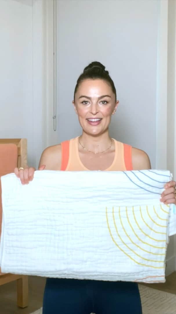 ジャスミン・トゥークスのインスタグラム：「@meganroup, fitness expert and creator of @thesculptsociety just had her first baby. (Congrats!) Now, she is giving parents pre and post natal fitness tips in this quick, 10-minute workout vid.  Loved this workout and want more? New users can use CODE: CK25 and get a 7 day free trial and 25% off their first month when they sign up through the website: thesculptsociety.com.」