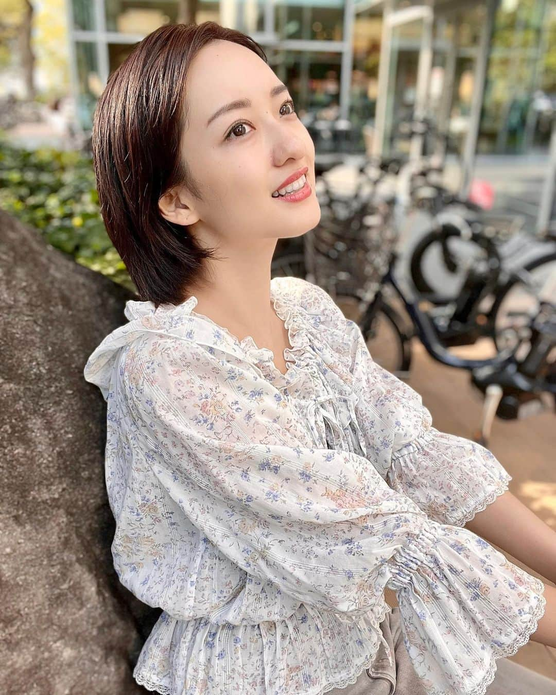 倉田茉美さんのインスタグラム写真 - (倉田茉美Instagram)「(なんなんだこの髪型。) 🦷歯のこと。長くなります。 画像はラスト一枚が矯正を始めた日のわたし。３年前。歯科矯正は整形級と言われるくらい、輪郭を変えるんです。わたし、目以外いじってないけど、鼻もコンプレックスだけど、輪郭ほんと小さくなったの、お陰で。  今日は、そのミライズ矯正歯科にて(親愛なる院長　@daisuke.tomy ) 2021年6月から導入された日本初のホワイトニング受けさせてもらいました！ 絶対絶対すごいと思ってたけど、これ本気で良かった。。！！！  ちなみに私の歯は 前歯→トーン7 犬歯→トーン11 なのでだいたいトーン9だったんだけど 施術おわって(4枚目の写真の歯) 前歯→トーン3 犬歯→トーン5 トーン4 まであがってん。  色んなホワイトニングに行ったし、行ってるし、主にセルフ行ってるんだけど、やっぱり医療とは比べものにならなかったです。(値段もですが。)笑  ただ、やっぱりちゃんとするべきだなと思ったし、痛くないし安心。一回でこれは本当すごいし、 一番の押しポイントは 「不自然な白じゃなくて、透明感のある自然な白になるの。透き通る。」こと！ あと、食事もその後から全く気にしなくていいのよ。 薬剤使ってないから、歯の負担も少ない。 とにかく自信持って安全なホワイトニングだと言えます。 なんせ自分自身が３年通ってるので。  5枚目はホワイトニング用の歯磨き粉たち。 毎日これを使ってます。ちなみにフロスも舌歯ブラシも毎日してるよちなみに。えらい。わたしえらい。  詳細はこんな感じ。 HPから引用文↓ 「2021年6月よりトランセントホワイトニング認証施設となりました。過酸化水素や過酸化尿素など脱色剤を一切使用しない光漂白技術を導入。妊婦さん、授乳中、お子さま、矯正治療中などこれまで不可能であった方々にも歯にダメージがなく、1回の短時間でも非常に効果のある優しいホワイトニングのご提供が可能となりました。これにより、ホームホワイトニングなど過酸化水素や過酸化尿素などを用いたホームホワイトニングのご提供は終了し、オフィスホワイトニングのみの提供となりした。」  動画もUPしてるけど、全然痛くない。 来月もう一回するんやけど、そしたらもうトーン1.2の最強レベルになりそうです。ほんと楽しみ。  矯正のこと、よく聞かれるんやけど、わたしは３年目になります。 2019年にはじめて、この前ついに矯正終了して、あとは日々戻らないように固定の段階についになりました！画像7枚目がラストマウスピース。パチパチパチパチ いやーー長かった。 (詳しくは文章だとめちゃ長くなるので、この前アーティストスポークンって言うアプリのラジオで詳しく話したので興味あれば聞いてね。この回は無料で聞けるので。30分くらい、ミライズ歯科のこと、料金や治療の過程を話したよ。)  めちゃくちゃコツコツ積み重ねて、歯の大切さを27歳から改めて見直して。 きっかけは「とにかくどこにいても、それが海外でも、もう歯とか虫歯に悩まず暮らしたい！」と結婚してからのこと考えたことが大きい。 なんか一人でいる間にやろうって思ったのかな、ちょと覚えてないけど勢いではじめた。笑  わたしね、小さい頃から奥の歯並びが悪すぎて歯が磨けないポジションがあってね、小学生の頃、トータル虫歯12本あったの、なんで、見えない奥も今はぜんぶ銀歯なんですわ。 その銀歯もいつか全部白くしたいし虫歯の治療もまだ終わってなくて、 治療費の兼ね合いもあるからまだまだ問題山積みなのだけど笑 来月３本、セラミックは無理だけど小学生からの銀歯のところも白に変えます。  日々、小さな努力の積み重ねで もう無理なく無理なくなんだけど いや、ちょっとは無理してるんだけど笑  どかーーんと急に綺麗になるとか、心も身体もよくなるとかないから 毎日意識して、習慣にして、働いて、勉強して知恵をつけて、良いもの悪いものも試さなきゃわからないからやって。 お金をどこにつかって 未来をどこに目標さだめるか、みたいなの本当大切だなと日々、戦いのように思いまくってます。  長くなりすぎたけど、とにかくやってよかったの。  私の修行はまだまだつづく。  最近のちょっとワクワクした今日でした。 みなさんも、ホワイトニング興味あれば是非。 一緒にがんばろう、ちょっとずつ。  #なんか最近写真がなくて、とってなくて、自撮りがもうわからん。髪の毛も早く伸びて。ふいい🍷🙃」10月9日 0時01分 - sena_sayu122