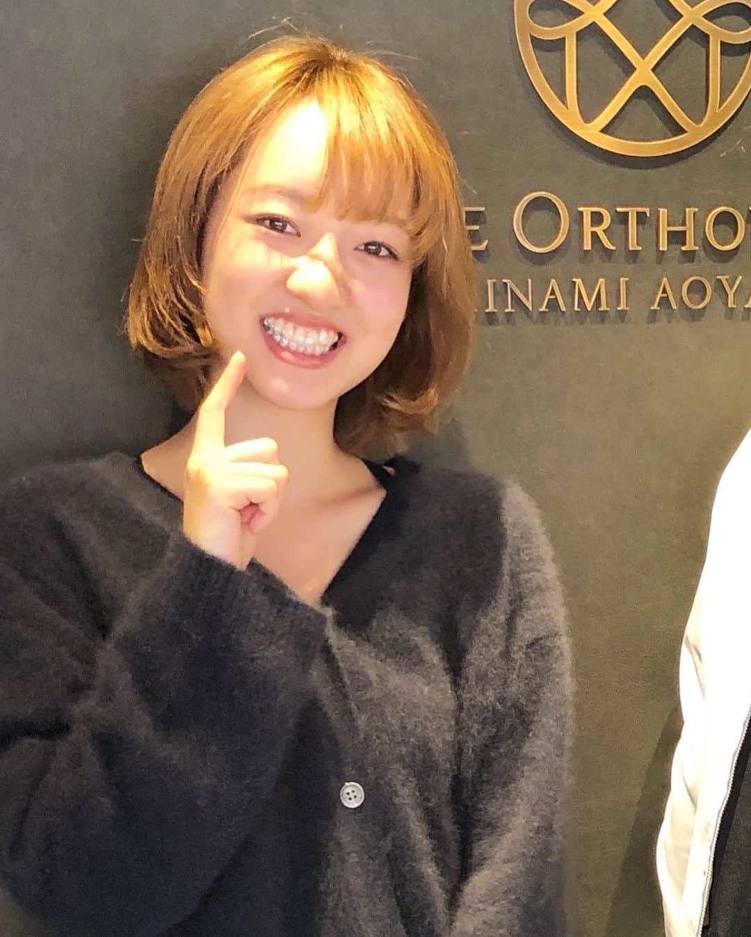 倉田茉美さんのインスタグラム写真 - (倉田茉美Instagram)「(なんなんだこの髪型。) 🦷歯のこと。長くなります。 画像はラスト一枚が矯正を始めた日のわたし。３年前。歯科矯正は整形級と言われるくらい、輪郭を変えるんです。わたし、目以外いじってないけど、鼻もコンプレックスだけど、輪郭ほんと小さくなったの、お陰で。  今日は、そのミライズ矯正歯科にて(親愛なる院長　@daisuke.tomy ) 2021年6月から導入された日本初のホワイトニング受けさせてもらいました！ 絶対絶対すごいと思ってたけど、これ本気で良かった。。！！！  ちなみに私の歯は 前歯→トーン7 犬歯→トーン11 なのでだいたいトーン9だったんだけど 施術おわって(4枚目の写真の歯) 前歯→トーン3 犬歯→トーン5 トーン4 まであがってん。  色んなホワイトニングに行ったし、行ってるし、主にセルフ行ってるんだけど、やっぱり医療とは比べものにならなかったです。(値段もですが。)笑  ただ、やっぱりちゃんとするべきだなと思ったし、痛くないし安心。一回でこれは本当すごいし、 一番の押しポイントは 「不自然な白じゃなくて、透明感のある自然な白になるの。透き通る。」こと！ あと、食事もその後から全く気にしなくていいのよ。 薬剤使ってないから、歯の負担も少ない。 とにかく自信持って安全なホワイトニングだと言えます。 なんせ自分自身が３年通ってるので。  5枚目はホワイトニング用の歯磨き粉たち。 毎日これを使ってます。ちなみにフロスも舌歯ブラシも毎日してるよちなみに。えらい。わたしえらい。  詳細はこんな感じ。 HPから引用文↓ 「2021年6月よりトランセントホワイトニング認証施設となりました。過酸化水素や過酸化尿素など脱色剤を一切使用しない光漂白技術を導入。妊婦さん、授乳中、お子さま、矯正治療中などこれまで不可能であった方々にも歯にダメージがなく、1回の短時間でも非常に効果のある優しいホワイトニングのご提供が可能となりました。これにより、ホームホワイトニングなど過酸化水素や過酸化尿素などを用いたホームホワイトニングのご提供は終了し、オフィスホワイトニングのみの提供となりした。」  動画もUPしてるけど、全然痛くない。 来月もう一回するんやけど、そしたらもうトーン1.2の最強レベルになりそうです。ほんと楽しみ。  矯正のこと、よく聞かれるんやけど、わたしは３年目になります。 2019年にはじめて、この前ついに矯正終了して、あとは日々戻らないように固定の段階についになりました！画像7枚目がラストマウスピース。パチパチパチパチ いやーー長かった。 (詳しくは文章だとめちゃ長くなるので、この前アーティストスポークンって言うアプリのラジオで詳しく話したので興味あれば聞いてね。この回は無料で聞けるので。30分くらい、ミライズ歯科のこと、料金や治療の過程を話したよ。)  めちゃくちゃコツコツ積み重ねて、歯の大切さを27歳から改めて見直して。 きっかけは「とにかくどこにいても、それが海外でも、もう歯とか虫歯に悩まず暮らしたい！」と結婚してからのこと考えたことが大きい。 なんか一人でいる間にやろうって思ったのかな、ちょと覚えてないけど勢いではじめた。笑  わたしね、小さい頃から奥の歯並びが悪すぎて歯が磨けないポジションがあってね、小学生の頃、トータル虫歯12本あったの、なんで、見えない奥も今はぜんぶ銀歯なんですわ。 その銀歯もいつか全部白くしたいし虫歯の治療もまだ終わってなくて、 治療費の兼ね合いもあるからまだまだ問題山積みなのだけど笑 来月３本、セラミックは無理だけど小学生からの銀歯のところも白に変えます。  日々、小さな努力の積み重ねで もう無理なく無理なくなんだけど いや、ちょっとは無理してるんだけど笑  どかーーんと急に綺麗になるとか、心も身体もよくなるとかないから 毎日意識して、習慣にして、働いて、勉強して知恵をつけて、良いもの悪いものも試さなきゃわからないからやって。 お金をどこにつかって 未来をどこに目標さだめるか、みたいなの本当大切だなと日々、戦いのように思いまくってます。  長くなりすぎたけど、とにかくやってよかったの。  私の修行はまだまだつづく。  最近のちょっとワクワクした今日でした。 みなさんも、ホワイトニング興味あれば是非。 一緒にがんばろう、ちょっとずつ。  #なんか最近写真がなくて、とってなくて、自撮りがもうわからん。髪の毛も早く伸びて。ふいい🍷🙃」10月9日 0時01分 - sena_sayu122
