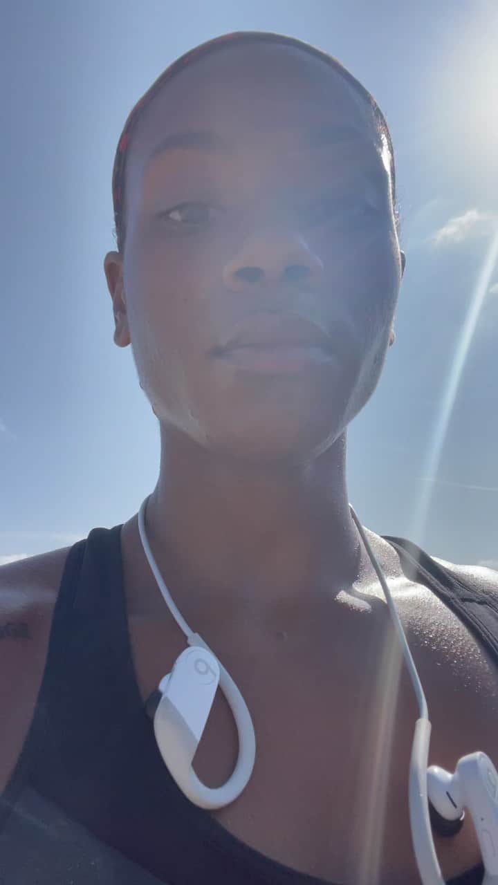 デズリア・ブライアントのインスタグラム：「Although God honors obedience He also dishonors disobedience..   Be encouraged today to move in the direction God is telling you to. The amazing life God has for you will require faith, obedience, and work!   Y’all I’m tired and I know I’m breathing hard lol but the message is the message lol ❤️」