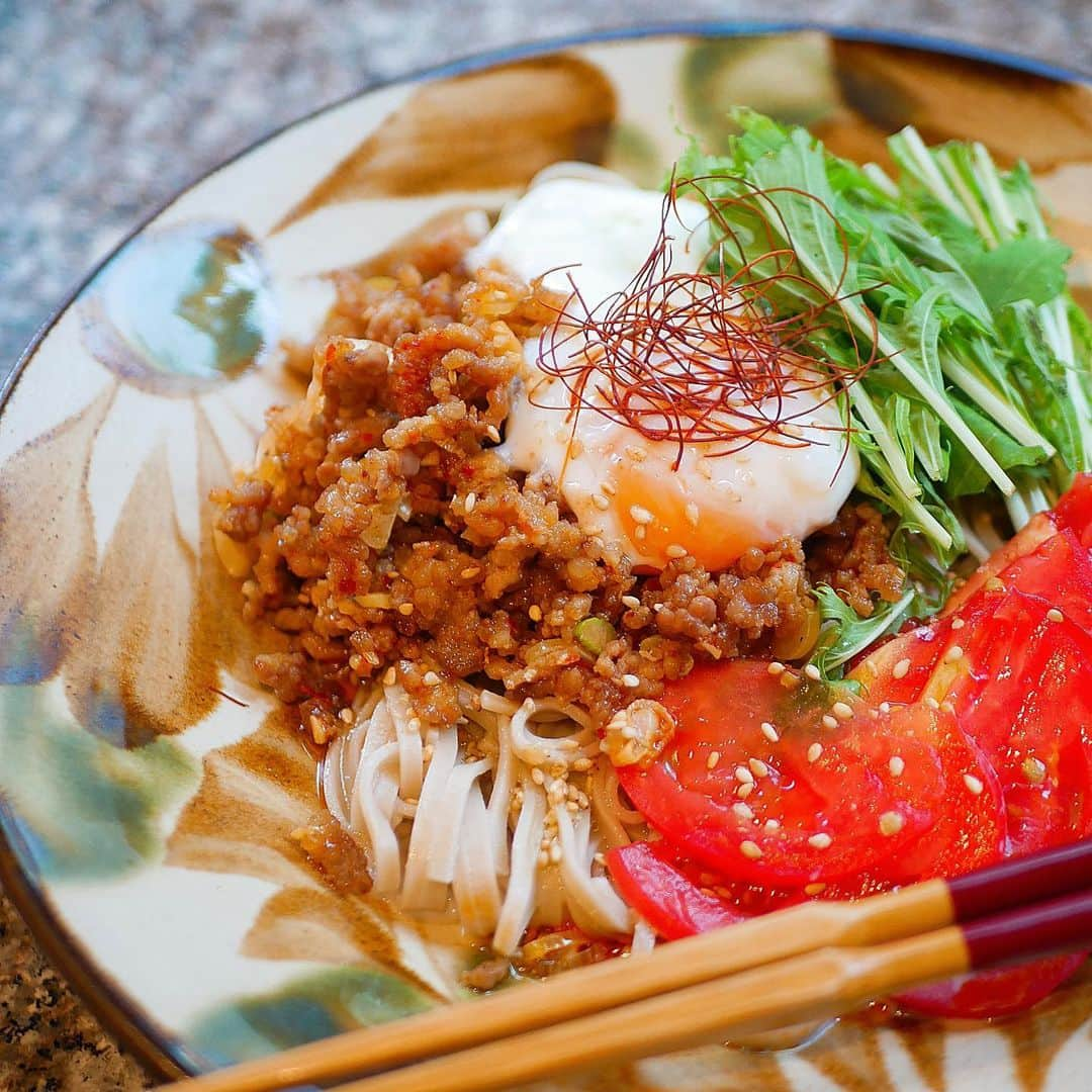 辰巳奈都子さんのインスタグラム写真 - (辰巳奈都子Instagram)「またまた沖縄のやちむん食器で🥰 大好きなお蕎麦アレンジ2種  豚挽肉の甘辛坦々蕎麦と、アボカドとしらす、トマトのオリーブオイル和えサラダ蕎麦😚  長野県に遊びにいった時にいただいた 『雪ん子蕎麦』で作ったよ✨  長野の上田市に仲良くさせていただいている親子のお二人と  夏の終わりに、地元の人気のかき氷屋さんに行ったり、大好きな自然派ワイン専門店に行ってワインを選んで自宅で料理しながら飲んだり ペットのお猫様と戯れたり、自販機求めて田んぼ道歩いたり。  東京じゃない場所で、その土地の知らない場所へ行くって、私にとって、 すごい大切な時間🍀  二つのアレンジ蕎麦のレシピは 出来上がり次第追記します🤲🏻 （レシピ書くのとてと苦手なんです…）待っててね😍」10月9日 0時32分 - tatsumi_natsuko