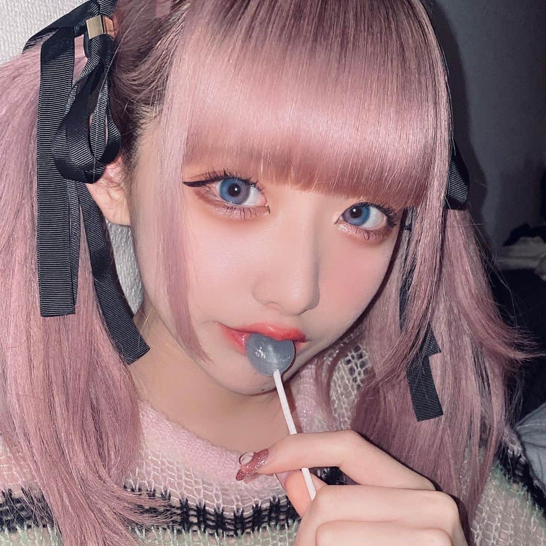 凸守すずのインスタグラム：「水光カラコンのローズマリンとアイリスグレー❗️かわいいからみんなお揃いしょ💗  #みんカラ　#みんなのカラコン　#カラコンレポ」