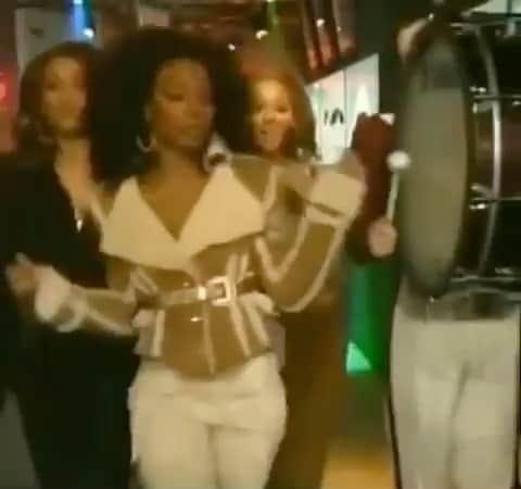 Destiny's Childのインスタグラム：「"Lose My Breath" hit No. 3 on the Billboard Hot 100 this month in 2004 and remained on the chart for 23 weeks. 🥁💥 #flashbackfriday #destinyschild」