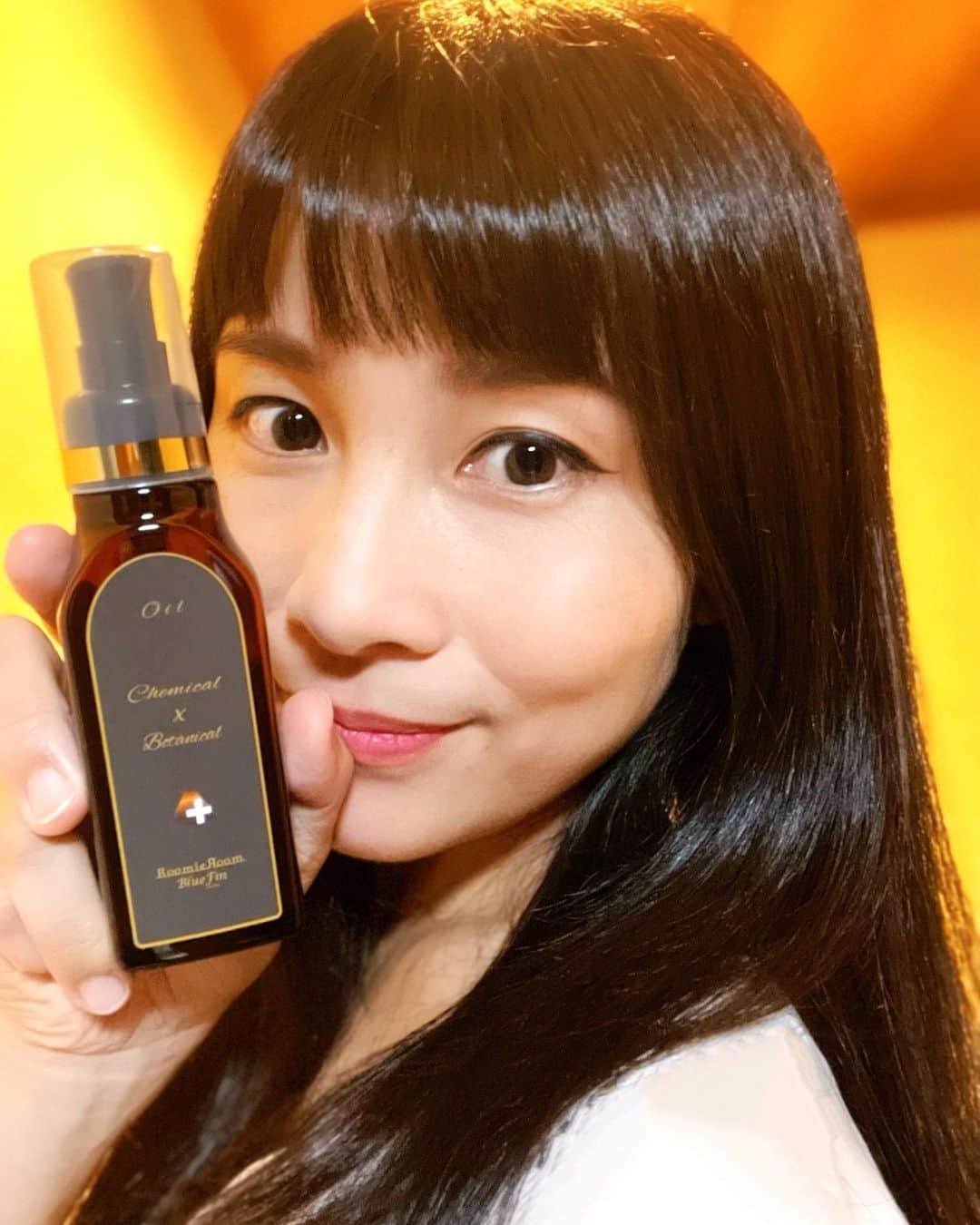 前田阿希子のインスタグラム：「以前に髪質改善の美容院に行ってみた影響でしょうか？ 最近髪をなんとかしてキレイに育てることが マイブームです👍  元々毛が細く、傷みやすい上に 産後に抜けてしまって散々だった私の髪😂 なので、色々と髪にあうシャンプーなどを 探していたのですが…  その中で「1番あう！」と思ったのがこちら、 『コラーゲンで髪をあらう！』の シャンプー、トリートメント、アウトバスオイル。  シャンプーは泡立ちがとても良くて、 もっちもちの泡で洗うのが気持ちいい☺️ ロングでも髪にボリュームのない私なら ワンプッシュで十分です。 シャンプーを流した段階でトリートメントをした後の様なトゥルンとまとまった洗い上がりに🤩  トリートメントは、まるで柔らかなヘアワックスみたいに コッテリとした質感。 髪にしっかり浸透してくれ、 流すと髪がウルウルです😍 @kaminobyoin_roomieroom_bluefin  アウトバストリートメントも、とっても濃くてプルプル。 手にとって薄く伸ばし髪に馴染ませ乾かすと 根元はフンワリしながらも毛先までしっかり。 思わず自分の髪を無意味にナデナデしたくなる程 ツルッツルになります🤩 @sarasara.hairoil  一度でもサロンでトリートメントしてきた後と 同じくらいの手触りにしてくれました😂✨  わぁー。。今まで使ったどのヘアケア剤よりいい！！  正直お値段はちょっとかかります😂 でも毎日サロントリートメントをしているような 髪になれるならええなぁ…🤔✨  ・ ・ ・ #髪質改善#髪質改善トリートメント  #黒髪女子#黒髪ロング  #美髪ケア  #コラーゲンで髪を洗う #pr #シャンプー #ツヤツヤ髪へ  #ナイトルーティーン  #守山区美容院 #ルーミールーム  #ブルーフィン #名古屋美容院  #髪質改善名古屋 #トリートメント」