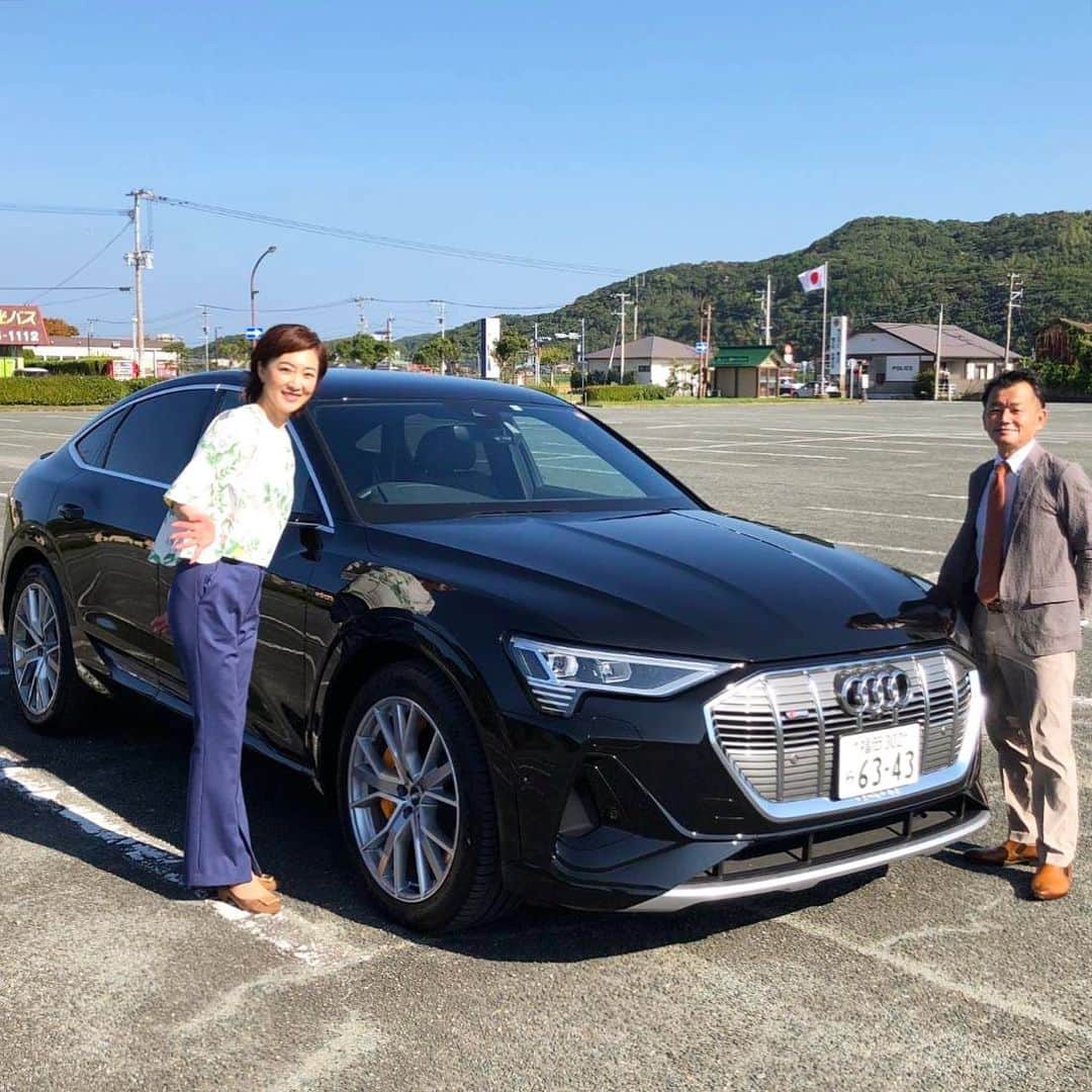 池尻和佳子さんのインスタグラム写真 - (池尻和佳子Instagram)「Audi先進的な電気自動車e-tron試乗させて頂きました。  フル充電で400キロ走行できるそうです！タイヤも大きくてカッコいい。  ドアミラーが、映像で確認できるなんて驚きでした🚘また乗ってみたい車です。 事業部柴田さん、ありがとうございました‼️‼️  #電気自動車#audi#黒#フル充電#400キロ  #エコ#タイヤ#ミラー#パネル#映像#雨#夜 #クリア#快適#静か#持続可能」10月9日 14時40分 - wakako_ikejiri_rkb