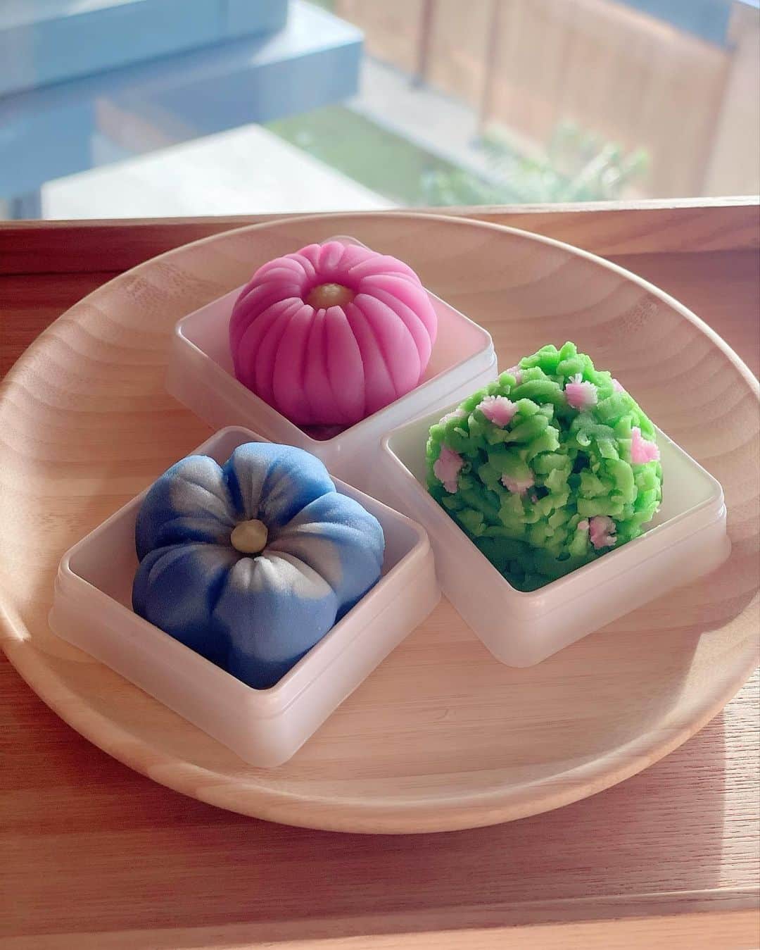 美香さんのインスタグラム写真 - (美香Instagram)「和菓子作り。 初体験！ 職人さんが丁寧に教えてくださって、息子もとても上手に作れました。 ありがとうございました！ もっと色々作ってみたいなぁ☺️」10月9日 14時41分 - mikaofficial99