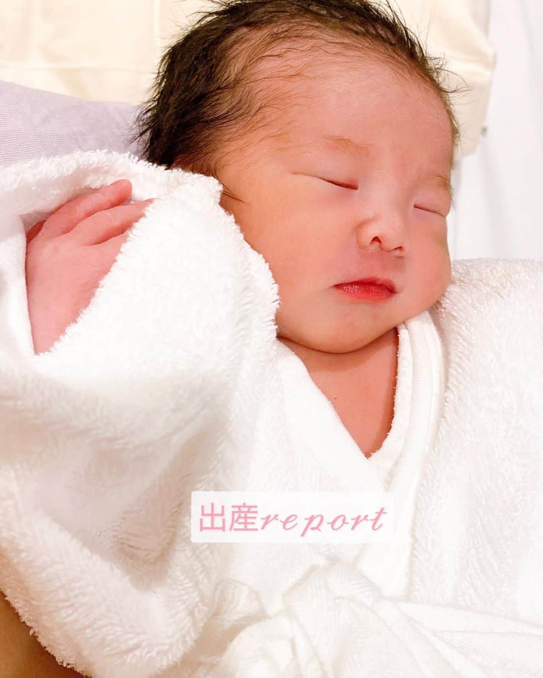 石田安奈のインスタグラム：「ハプニング続きの出産レポ𓈒 𓏸 𓐍🕊  沢山のお祝いコメント皆さんありがとうございます🥺 1つ1つ読ませていただいています。  今回は産後回復を考え計画無痛分娩で前日から入院をしていたんですが 気付かぬうちに子宮口が2.3センチ開いていてちょうどいいタイミングの入院だったね。とその後破水し寝てたら 地震でかなり揺れて焦ったり💦  その後、麻酔を打ち麻酔の注射もチクッとくらい💉 子宮口8センチほど開くまで無痛だったんですが子宮口10センチなっても赤ちゃんがあまり降りて来ず… その後促進剤を使ってもなかなか赤ちゃんが降りてきませんでした。  麻酔で私自身、熱が出てしまい赤ちゃんの心拍も少し苦しくなってきてたみたいで 午後までに産まれないと帝王切開になるからと麻酔を切り、一旦普通陣痛に切り替える事に。 でもその頃は、最後の最後は麻酔あるし痛み大丈夫だよね？と思ってました…。 そしたらそんなわけはなく。。。  痛みMAX…。 痛みの域を超えてました😭 意識が半分飛びかけながらも陣痛の波が来るたび発狂していきんで。 陣痛中は赤ちゃんも苦しいし痛いのかなと不安にもなり 赤ちゃんも一生懸命出てこようと頑張ってるから。 お母さんが頑張らないと赤ちゃんどんどん苦しくなるからね！あと少し頑張ろうと先生に励まされ コロナの為1時間だけしか立ち会いが許されない中、旦那さんもそばで一緒に頑張ってくれて汗だくな私の汗拭いては 心折れそうな時、 あと少しで会えるから。赤ちゃんも頑張ってるから。と支えられてなんとか最後まで力を振り絞る事ができ本当に感謝です。  最後は身体は小さいけど頭の張りが産道に引っかかってたみたいで赤ちゃんも苦しくなってきてるし私の体力も考えてと先生が吸引で出産の手助けをしてくれました。 そのおかげでおぎゃーと元気な声をあげて産まれてきてくれた🥺  やっと産まれた。お腹から裸の人間が出てきた…と半分放心状態でした笑  本当に出産は何が起こるか分からないんだなと実感。 でも人生でこんなにも素敵な宝物が増えた事。 この子に会って痛みよりも嬉しさでいっぱいです。  ミニあんにゃ、今日から母子同室なので少しずつ育児覚えていきたいと思います👩‍🍼💓  #出産報告#女の子ママ#女の子ベビー#出産#プレママ#妊娠記録#初マタ#新生児#育児#無痛分娩#子育てグラム#子育て日記#産後#出産レポ#赤ちゃん#新米ママ#親バカ部#べビスタグラム#赤ちゃんのいる生活#baby#babygirl#mom#happymom」