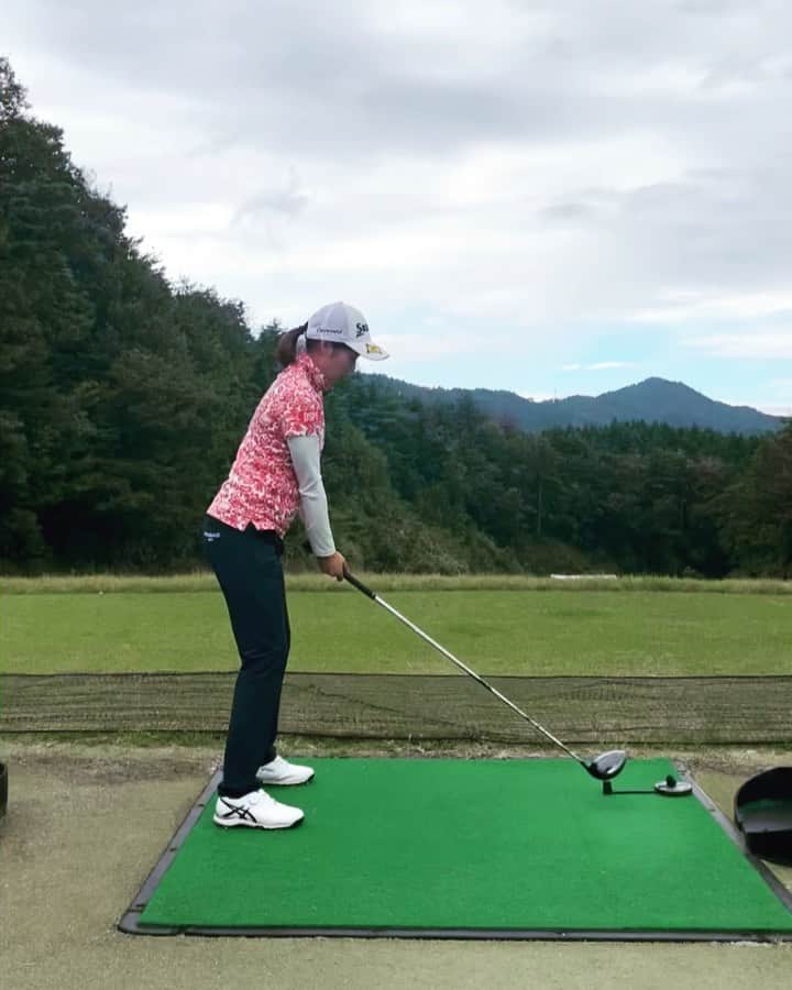 高野あかりのインスタグラム：「. 2021年度プロテストが終了しました。 二次からだった私は滋賀カントリーで出場し、71.71.74.73 total1オーバーで1打足らずでした。  調子が悪いわけでは無かったのですが、一つのミスから空回りして最後まで修正することができませんでした。 初日からドライバーが曲がりまくり、練習ラウンドでは一度もいったことがない方に飛んでいきました。笑 これが実力だしこれがプロテストだなと思います。 悔いが残るショットもパターも山ほどありますが、最後まで諦めないでやりました！  私は年齢も年齢なのでこれからどうすべきか ゆっくり考えていきたいと思います。  そしてたくさんの応援、励ましメッセージありがとうございます💌 お返事できませんが全て読ませていただいています。 本当に元気をもらいました😌✨  そして昨日告知できていなかったのですが、 ゴルフサバイバル見てくださった方ありがとうございます📺⛳️ 見逃した方はhulu Tverで配信されていますので是非！ また来週告知します🌼  #ゴルフ#プロテスト#ゴルフサバイバル#BS日テレ」
