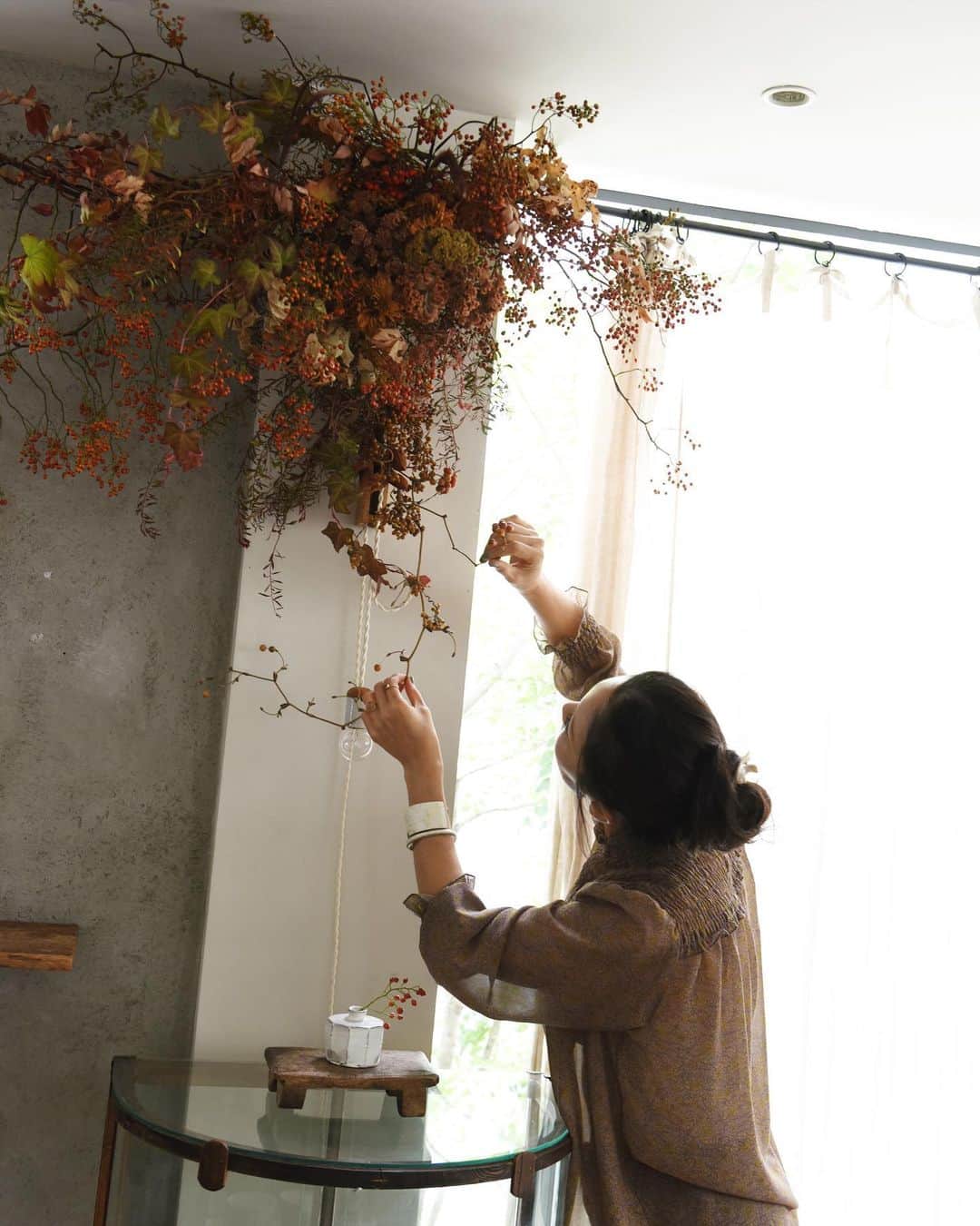 masakiさんのインスタグラム写真 - (masakiInstagram)「今日のお花 お店で飾っていた花が綺麗にドライになったので、 せっかくなので上に吊してみました♡」10月9日 13時22分 - mogurapicassowols