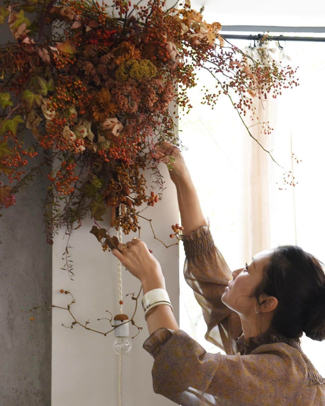 masakiさんのインスタグラム写真 - (masakiInstagram)「今日のお花 お店で飾っていた花が綺麗にドライになったので、 せっかくなので上に吊してみました♡」10月9日 13時22分 - mogurapicassowols