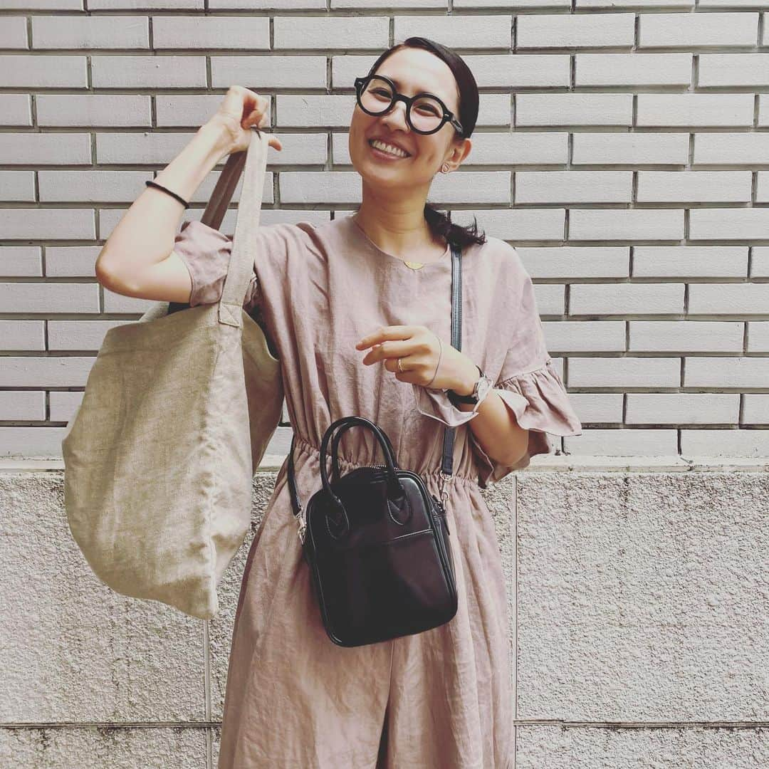 浜島直子さんのインスタグラム写真 - (浜島直子Instagram)「最近一週間が早い。特に何もしてないのに😂 夏過ぎたら年末って誰かが言ってたけど、本当そんな感じだわ。  マネージャーに「今日は黒で引き締めたんですね🖤」と言われたいつかの写真。 前に暮らしのレシピのロケで大草さん( @naokookusa )にお弁当作りを見せてもらった時、「最後に海苔やヒジキで黒を入れるとお弁当全体に陰影ができて引き締まる」と教えてもらったのを思い出した、直子45歳の秋🖤  勉強になります！！！ ・ #誰にも聞かれていませんが #オールインワン　#omashande  #バッグ　#commedesgarcons  #靴　#maisonmargiela  #眼鏡　#ogbyolivergoldsmith  #リネンバッグ　#artsandscience」10月9日 13時25分 - hamaji_0912