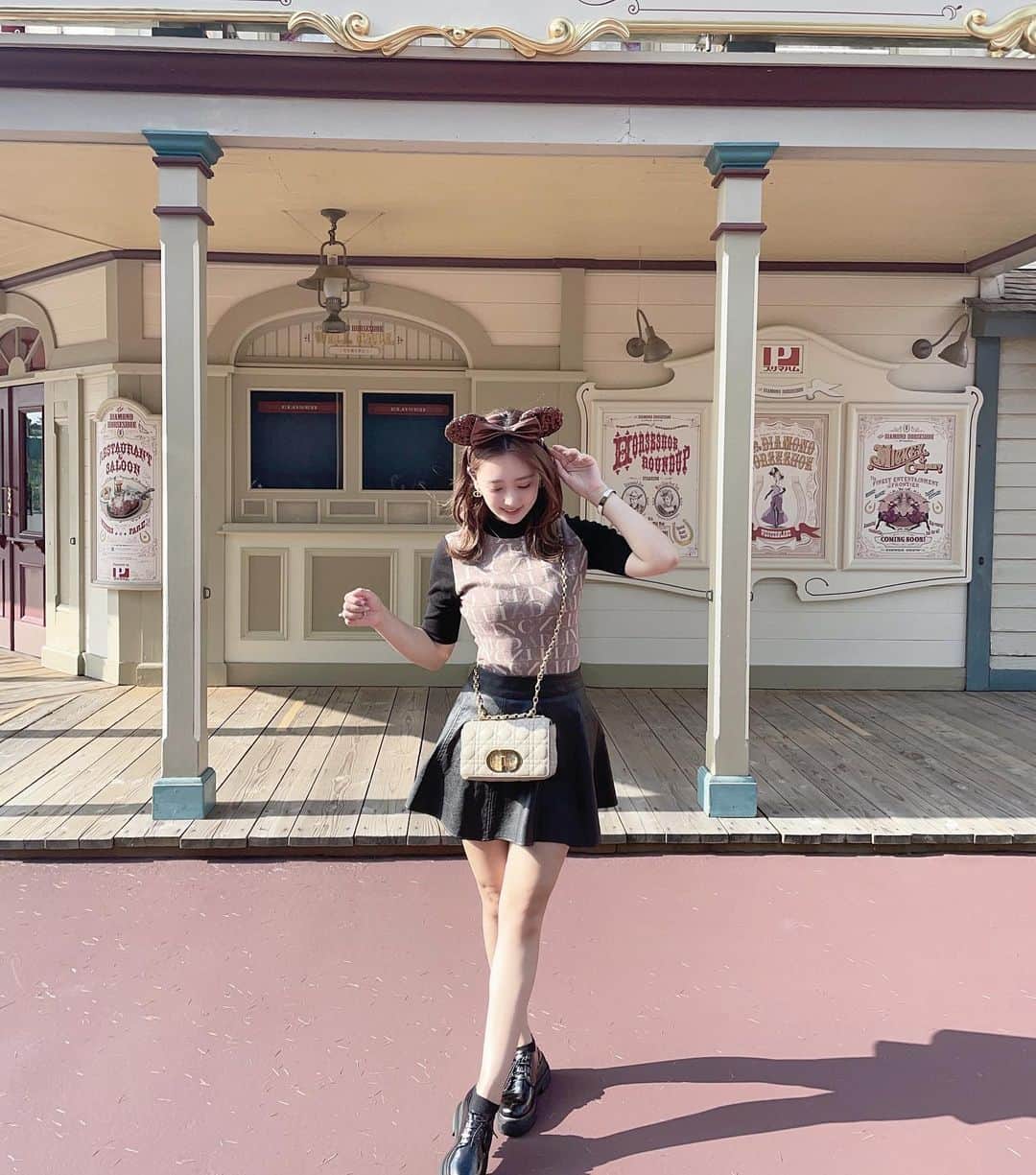 Yuukachiさんのインスタグラム写真 Yuukachiinstagram ディズニー全身コーデ Tops Darich Official のワンピをイン Skirt Selectshop Lumignon Bag Dior カチューシャは新作のブラウンの スパンコールキラキラのやつ 秋コーデでディズニーで