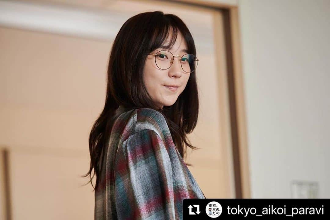 ファーストサマーウイカさんのインスタグラム写真 - (ファーストサマーウイカInstagram)「#Repost @tokyo_aikoi_paravi with @make_repost ・・・ 明日は第6話『東京alone』配信🗼  かえ(松本まりか)の会社の仕事を請け負うWebデザイナー・大森すみれ(ファーストサマーウイカ)は、東京で独り身を謳歌する30歳。とにかく煩わしい人付き合いが苦手で、仕事上のやり取りもいつもぶっきらぼう。それだけに、かえを困惑させることもしばしばだった。そんなある日、すみれはふとしたことで怪我を負い、入院を余儀なくされる。同室の患者に見舞客が来る中、孤独な入院生活に不便や寂しさを感じ始めるすみれ。退院が決まっても、ひとりで荷造りするのもままならず困っているところに、連絡が取れないすみれを心配したかえが駆け付け…。  #東京愛だの恋だの　#だのだの @tokyo_aikoi_paravi @marika_matsumoto @matsumoto_marika.mg @kmaiguma  @yuki_kaji_official @hayate_ichinose_official @f_s_uika  #独占配信 #ドラマ #恋愛 #Paravi #パラビ #Paraviオリジナル #Paravi大放出作戦 #松本まりか #毎熊克哉 #梶裕貴 #一ノ瀬颯 #清水葉月 #ファーストサマーウイカ」10月9日 13時30分 - f_s_uika