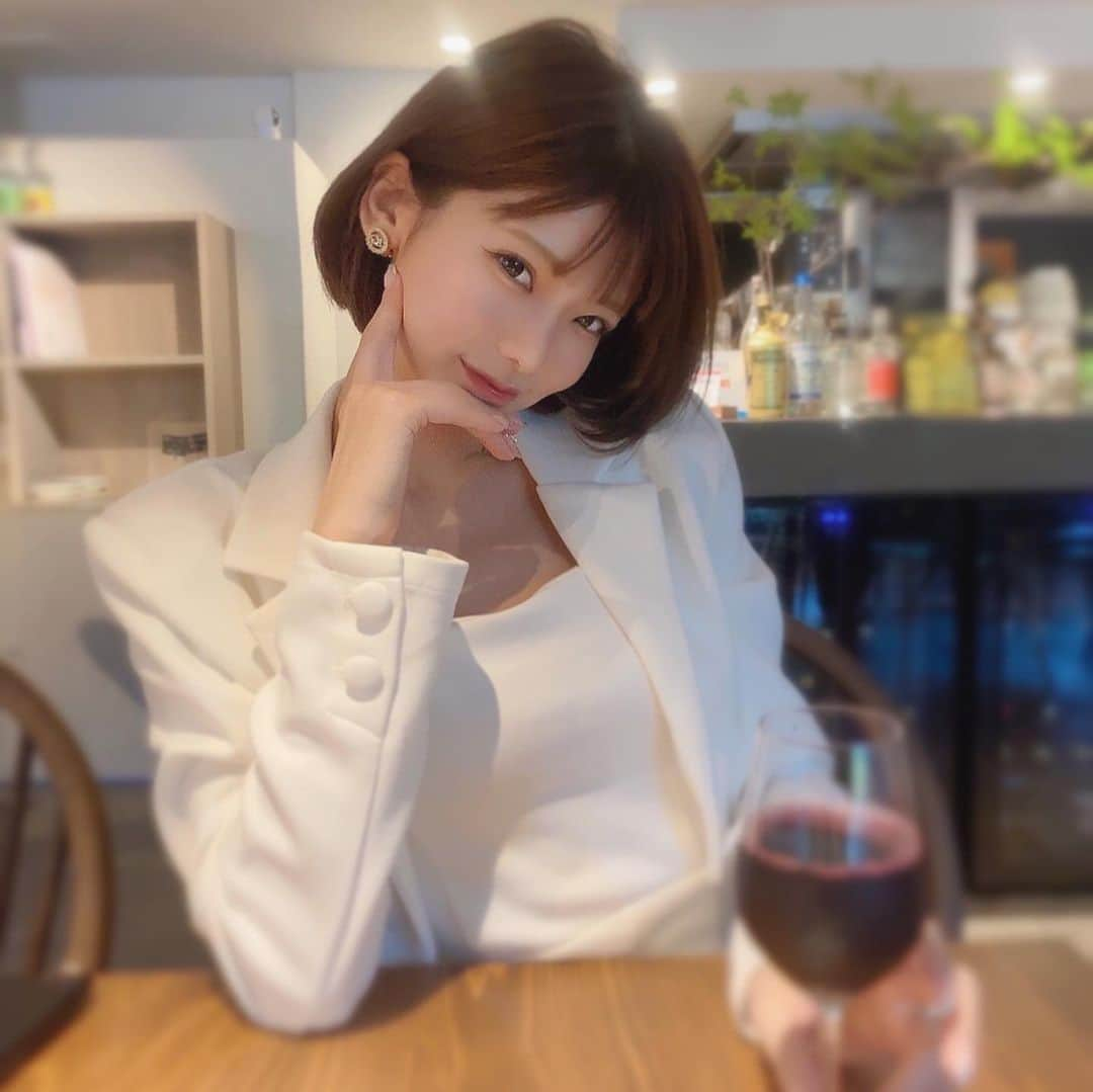 米倉みゆさんのインスタグラム写真 - (米倉みゆInstagram)「私、失敗しないので。(米倉だけに) . . 🍇あ、これジュースです . . . . . #米倉みゆ #メルトザレディ #ホワイトコーデ #セットアップ #カフェ #カフェ巡り #カフェ活 #ビンテージアクセサリー #ヴィンテージジュエリー #イヤリング #キメ顔 #ドヤ顔 #インスタ映え　#美女 #美女図鑑 #美人 #meltthelady #dior #vintage #vintageaccessory #cafe #jewelry #fashion #fashionstyle #cool #love #white #beauty #girl #japanese」10月9日 13時39分 - yone__miyu630